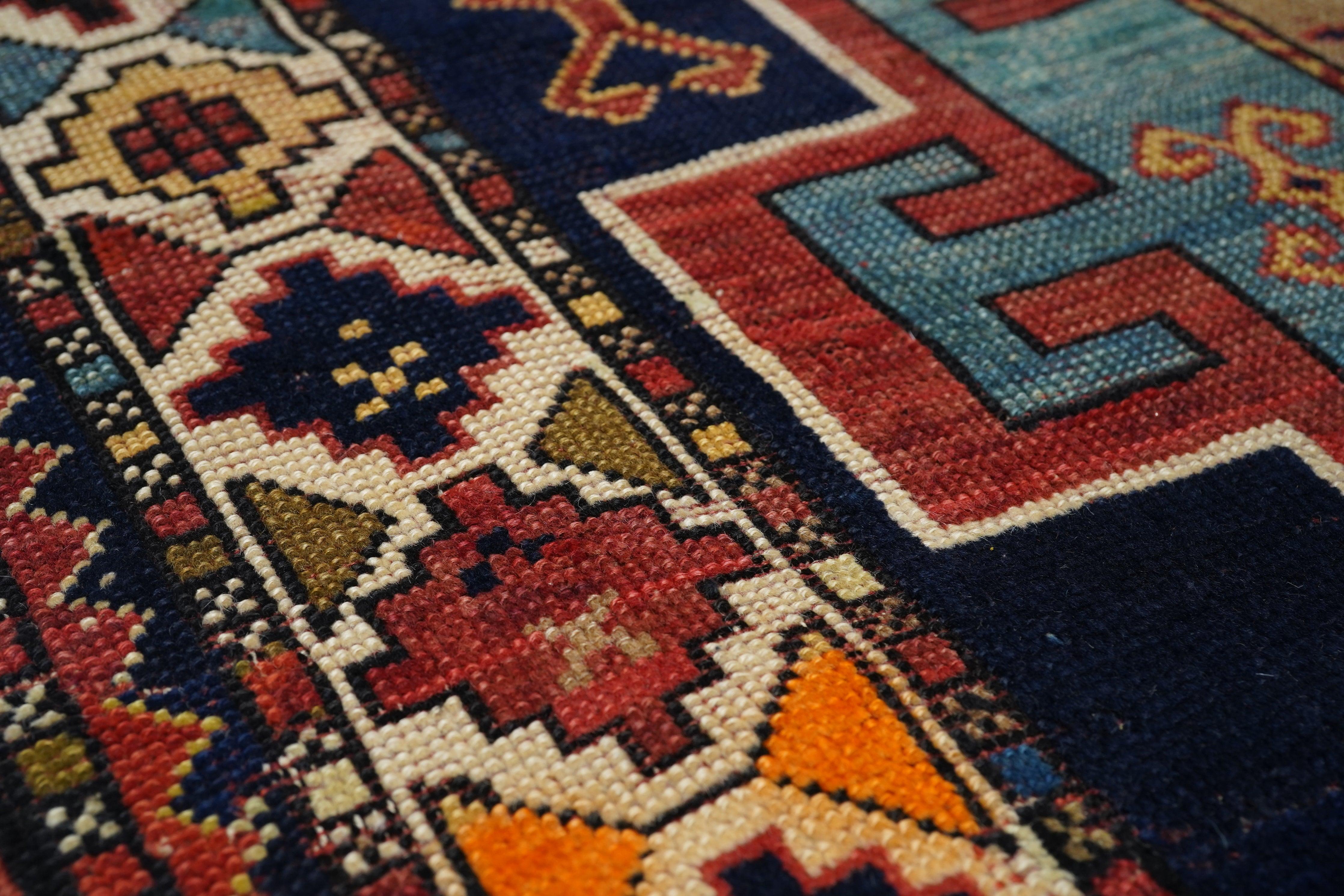 20ième siècle Tapis Kazak ancien 3'10'' x 9'5'' en vente
