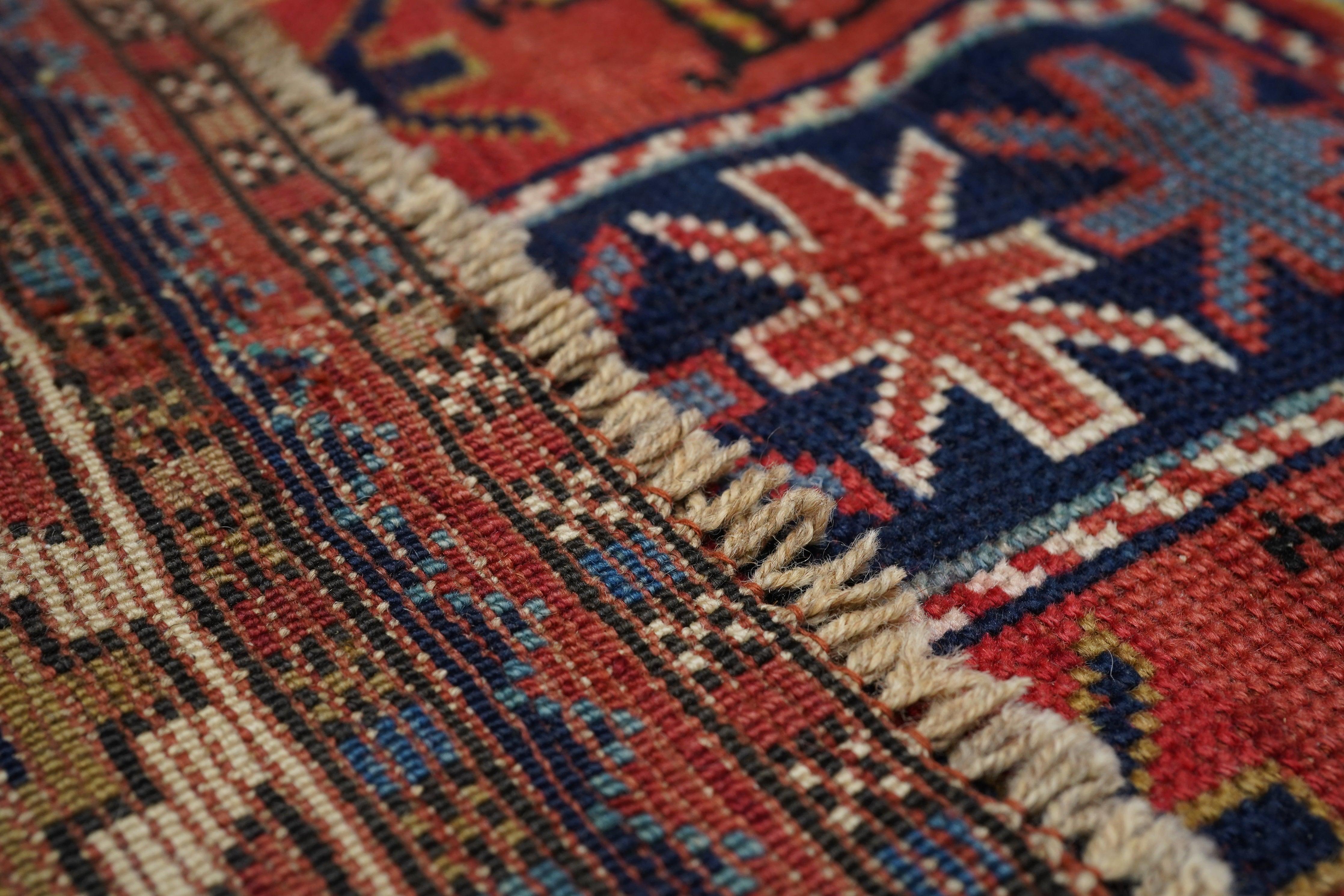 Tapis Kazak ancien 3'10'' x 9'5'' en vente 1