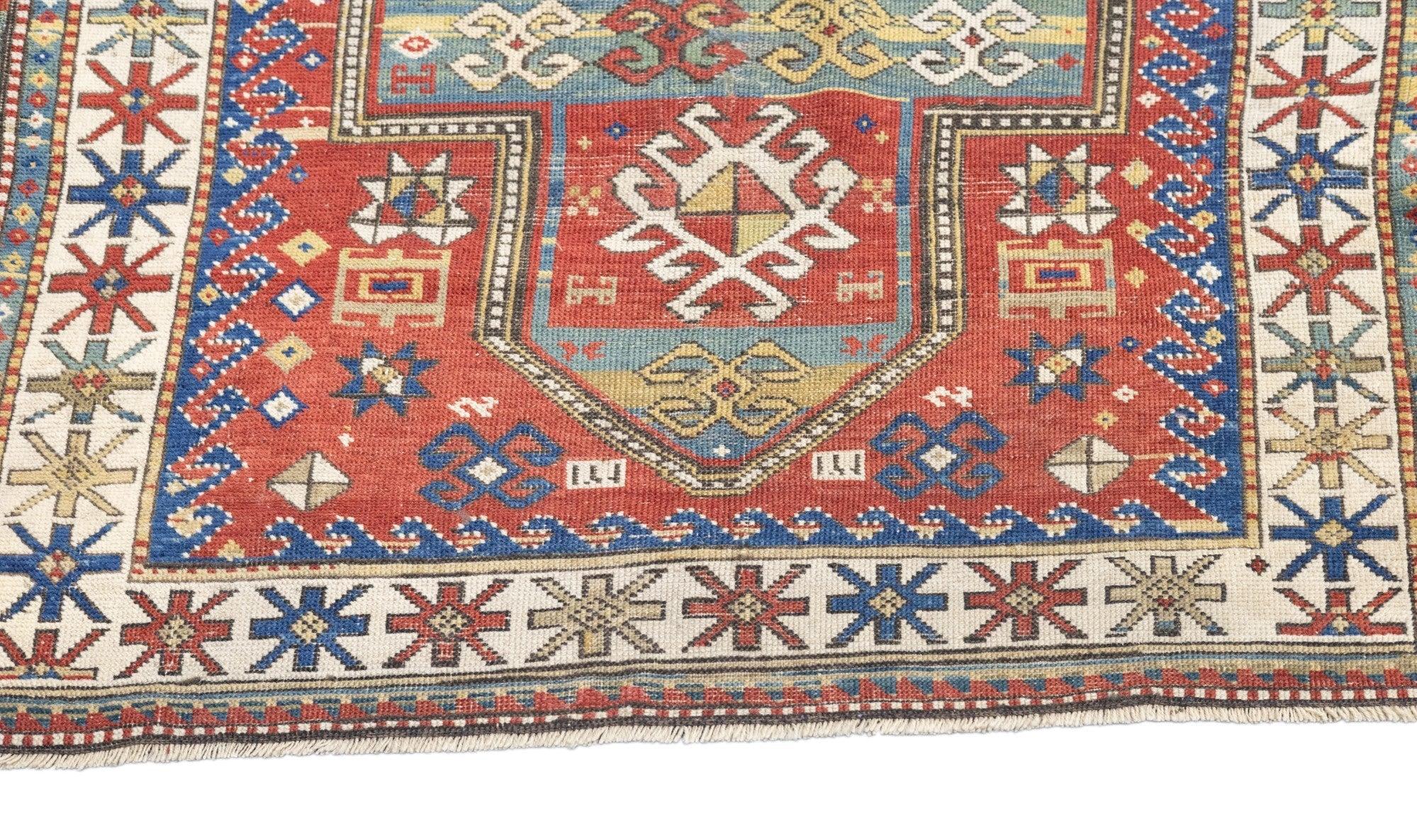 Noué à la main Tapis Kazak ancien 3'4'' x 5'2'' en vente