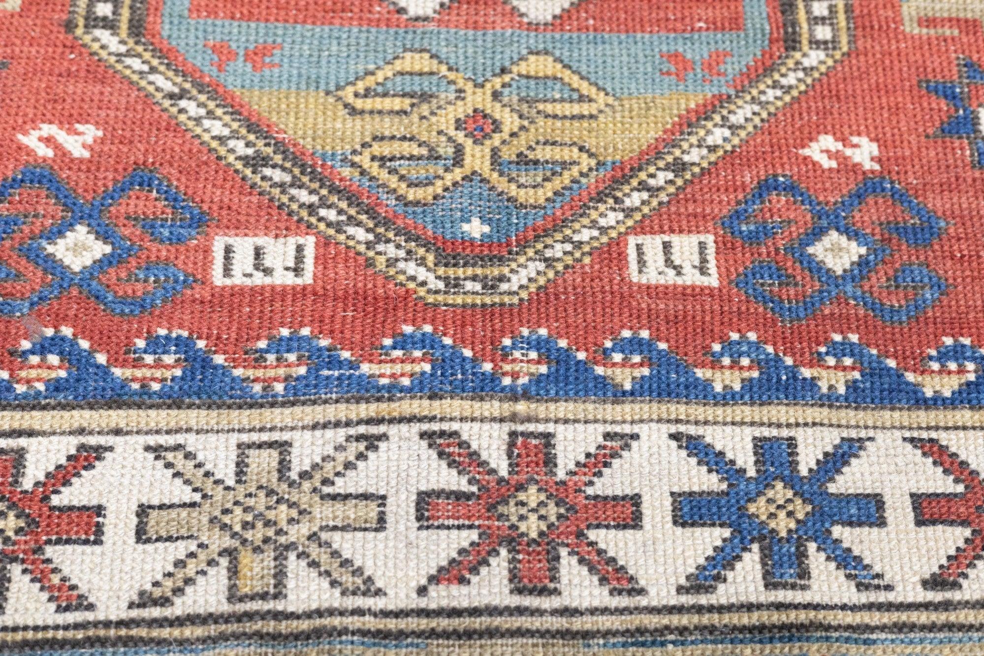 XIXe siècle Tapis Kazak ancien 3'4'' x 5'2'' en vente