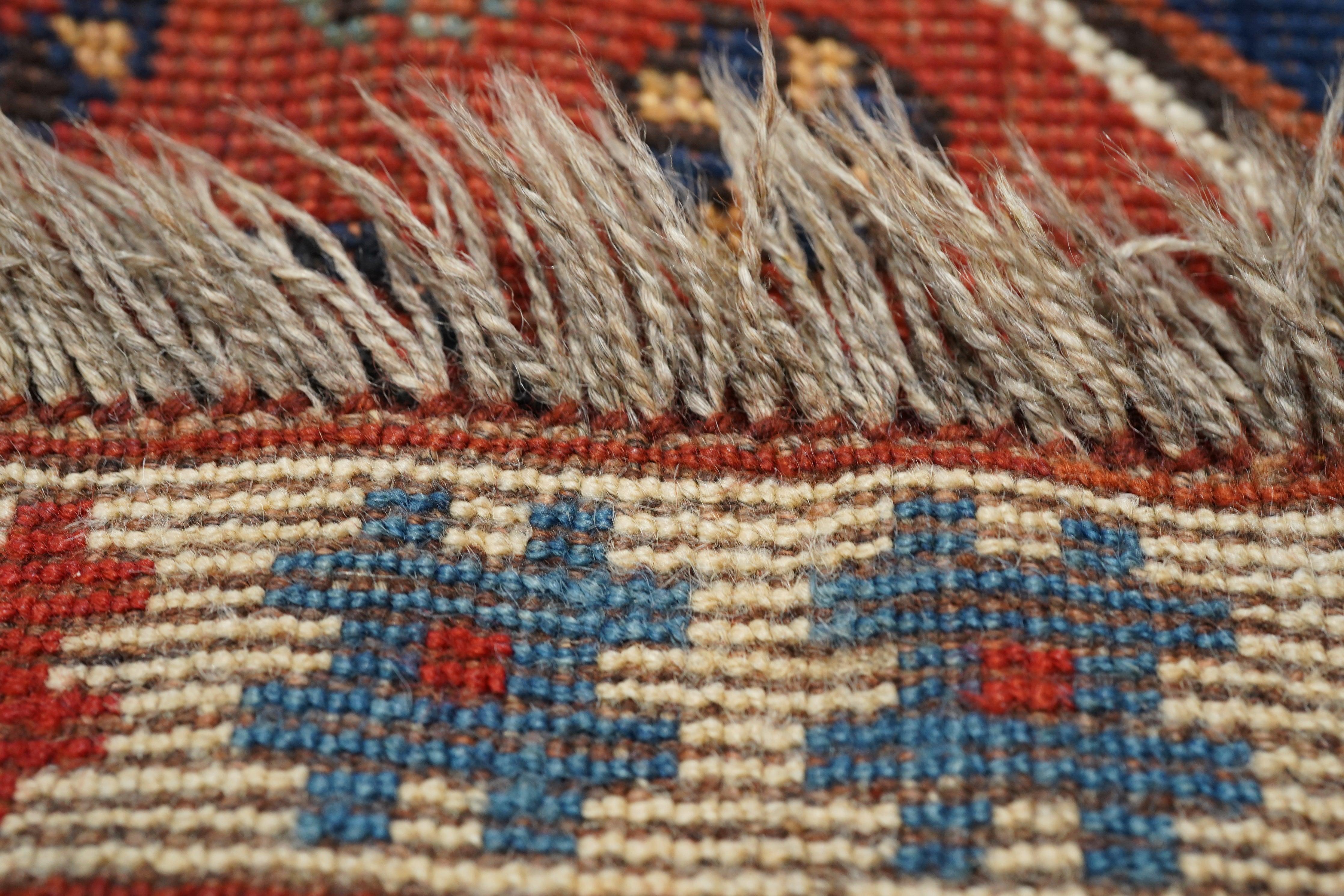 Antiker Kazak-Teppich 3'5'' x 4'0'' im Angebot 5