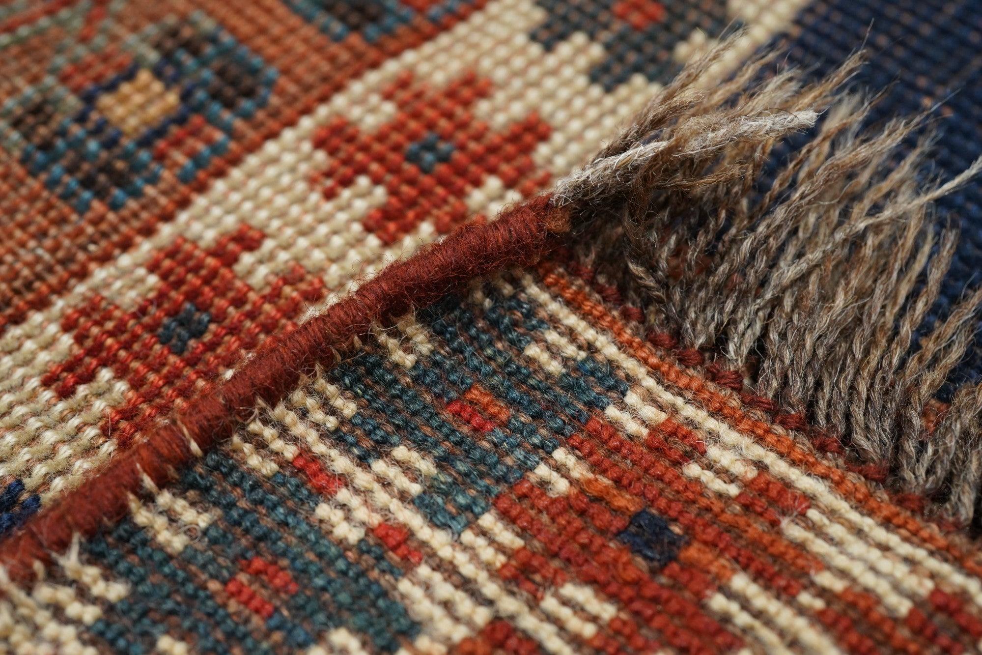 Antiker Kazak-Teppich 3'5'' x 4'0'' im Angebot 1
