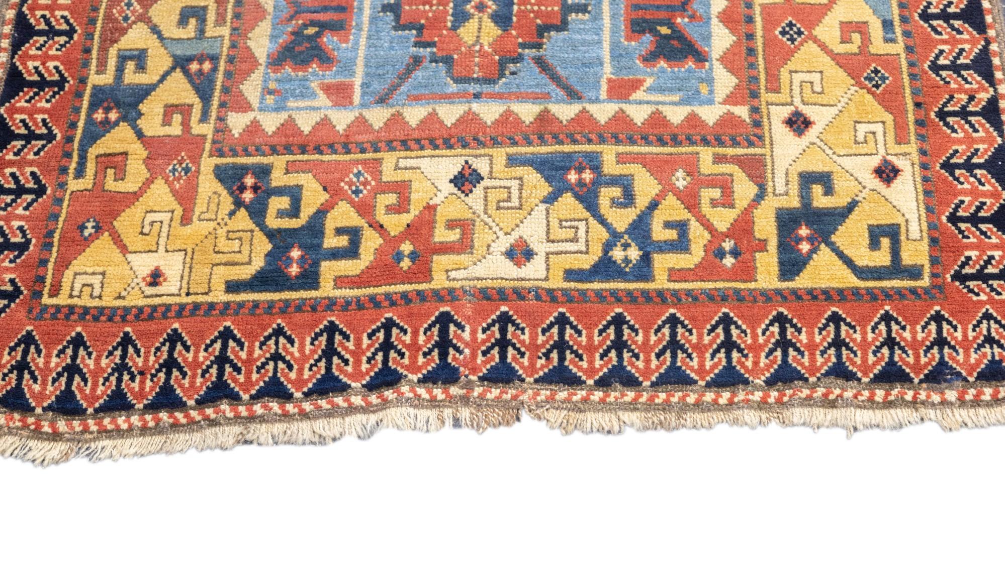 Noué à la main Tapis Kazak ancien 3'5'' x 5'2'' en vente