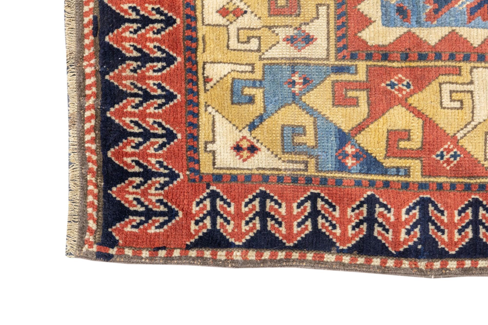 Tapis Kazak ancien 3'5'' x 5'2'' en vente 1
