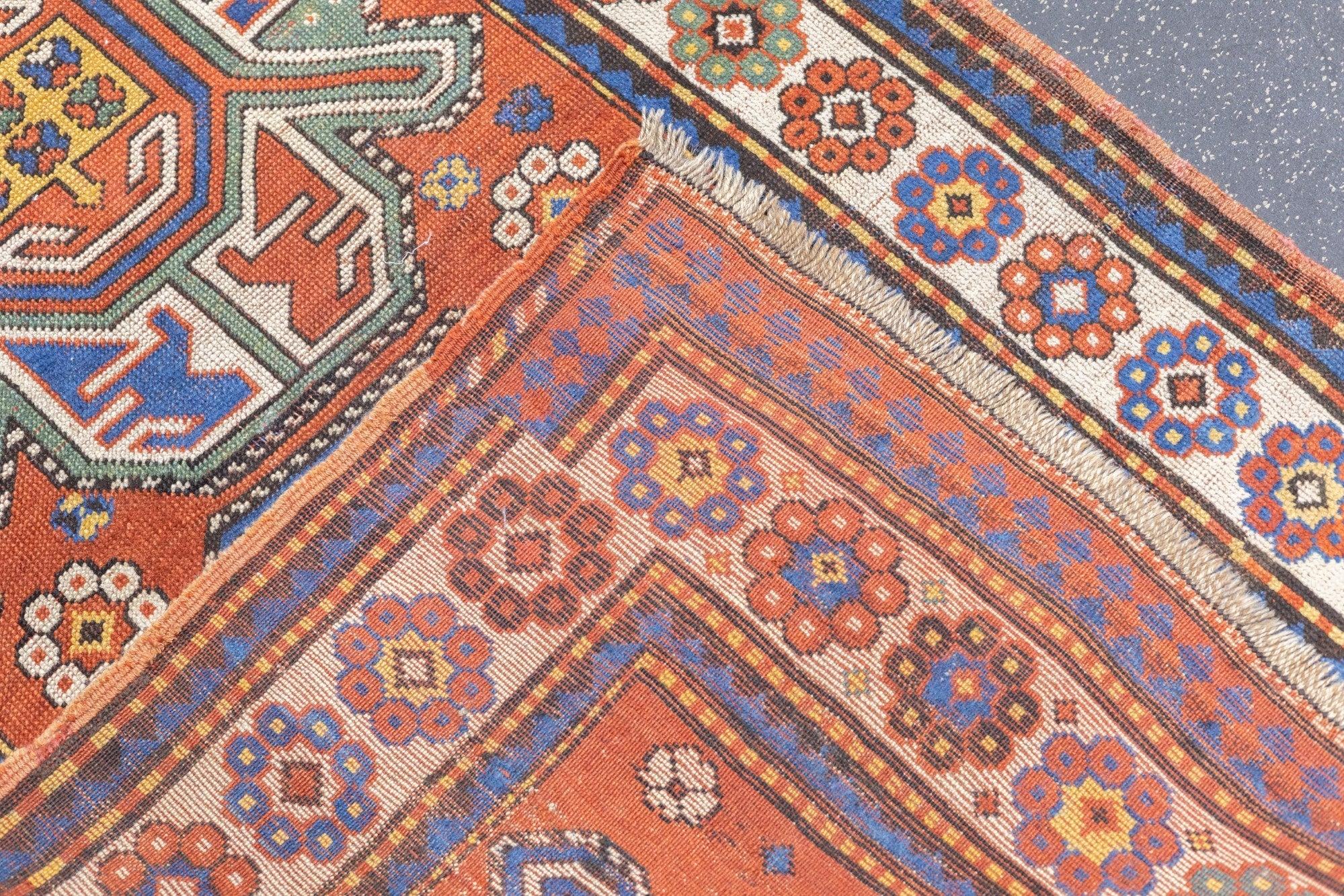 Tapis Kazak ancien de 3'5'' x 6'3'' en vente 3