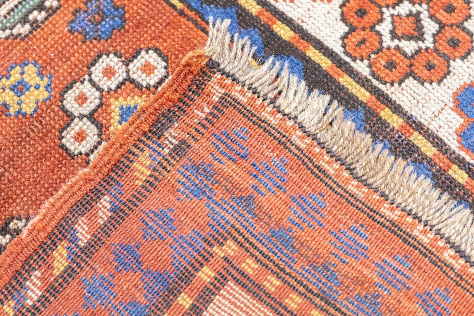 Tapis Kazak ancien de 3'5'' x 6'3'' en vente 4