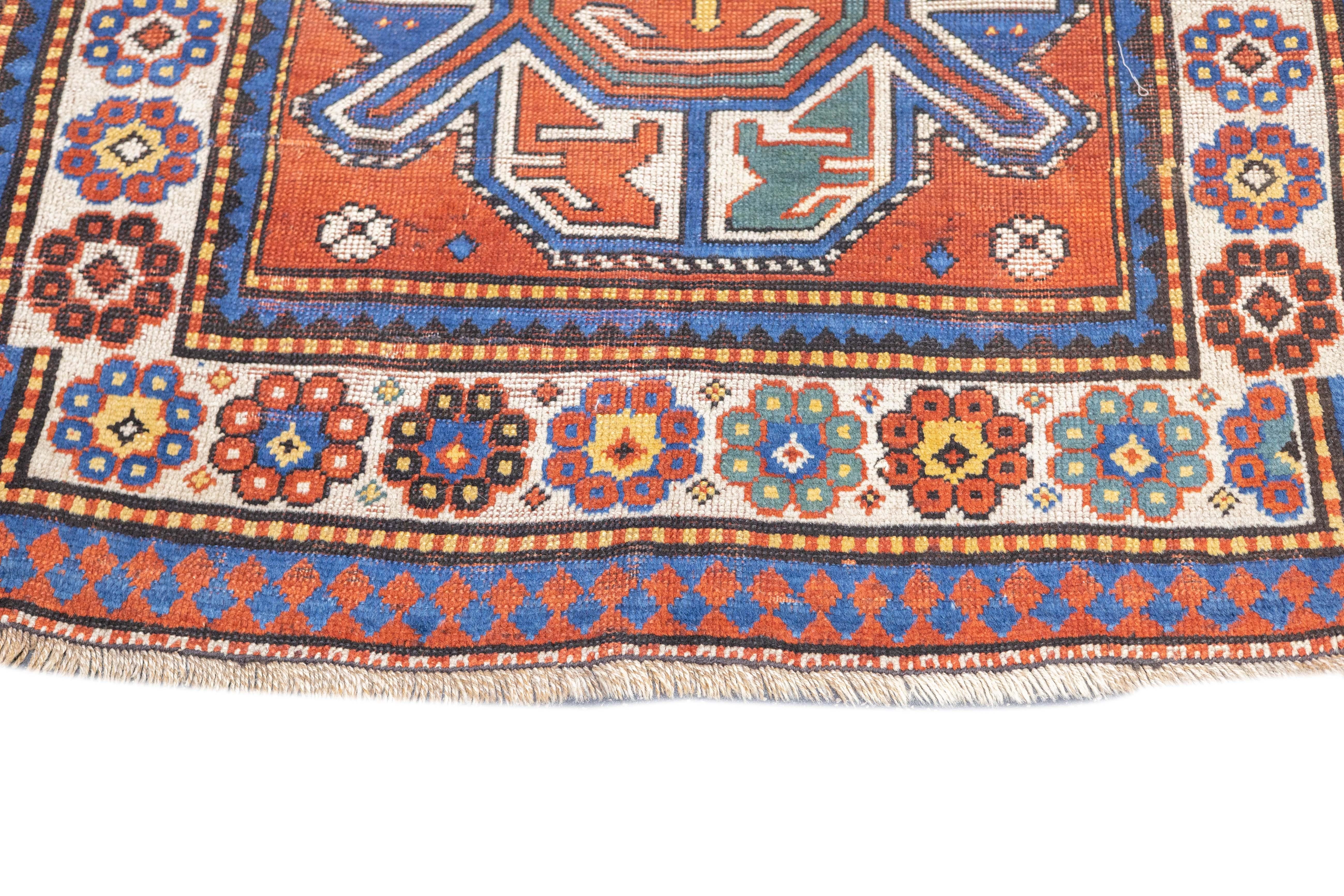 Noué à la main Tapis Kazak ancien de 3'5'' x 6'3'' en vente