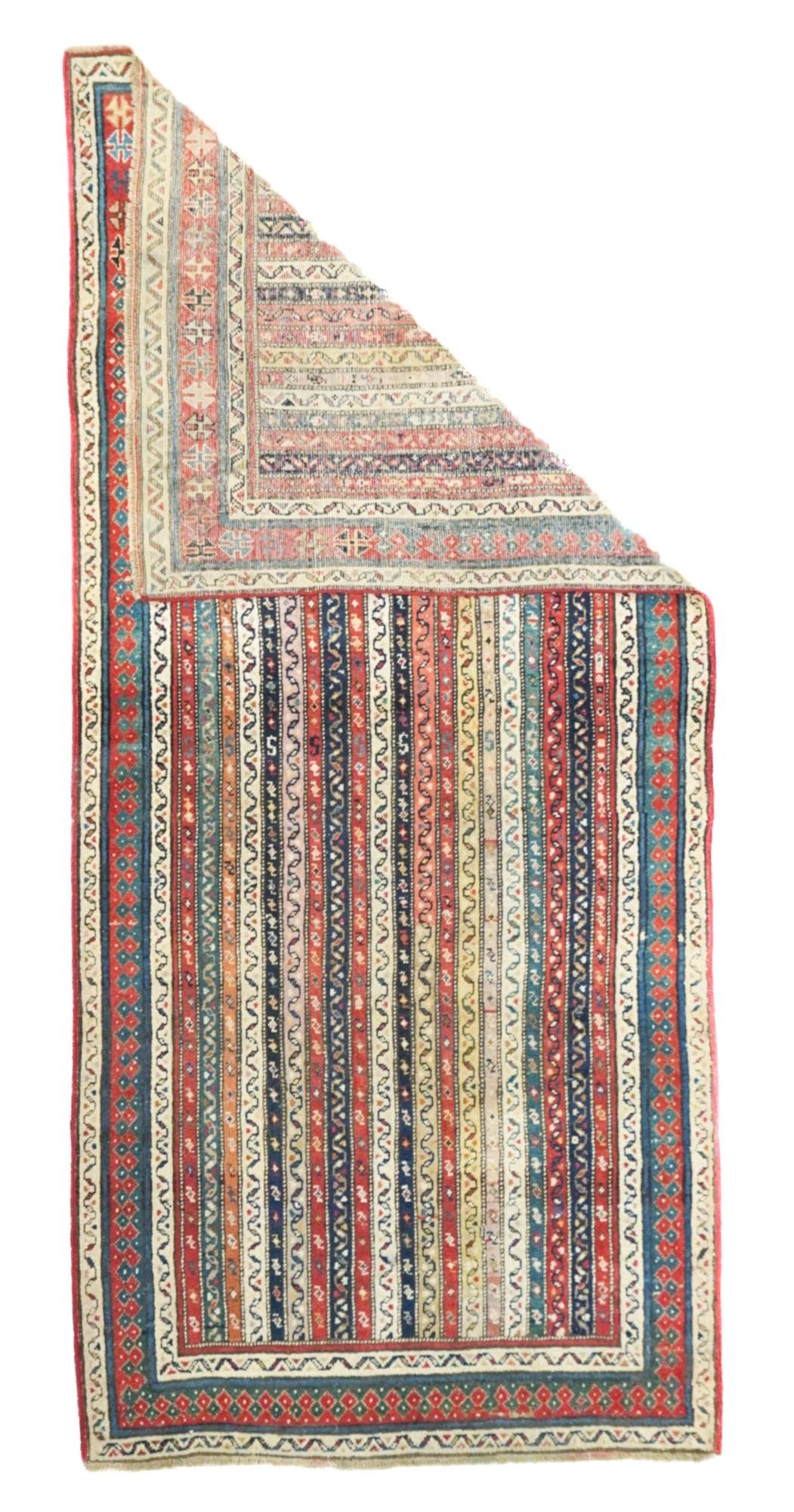 Tapis Kazak antique 3'8'' x 8'1''.  Caucase du Sud-Ouest/Arménie. Motifs audacieux, fortement colorés, totalement géométriques, entièrement en laine, tissage grossier à moyen, poils moyens à longs, pièces de format dispersé, en médaillon, allover et