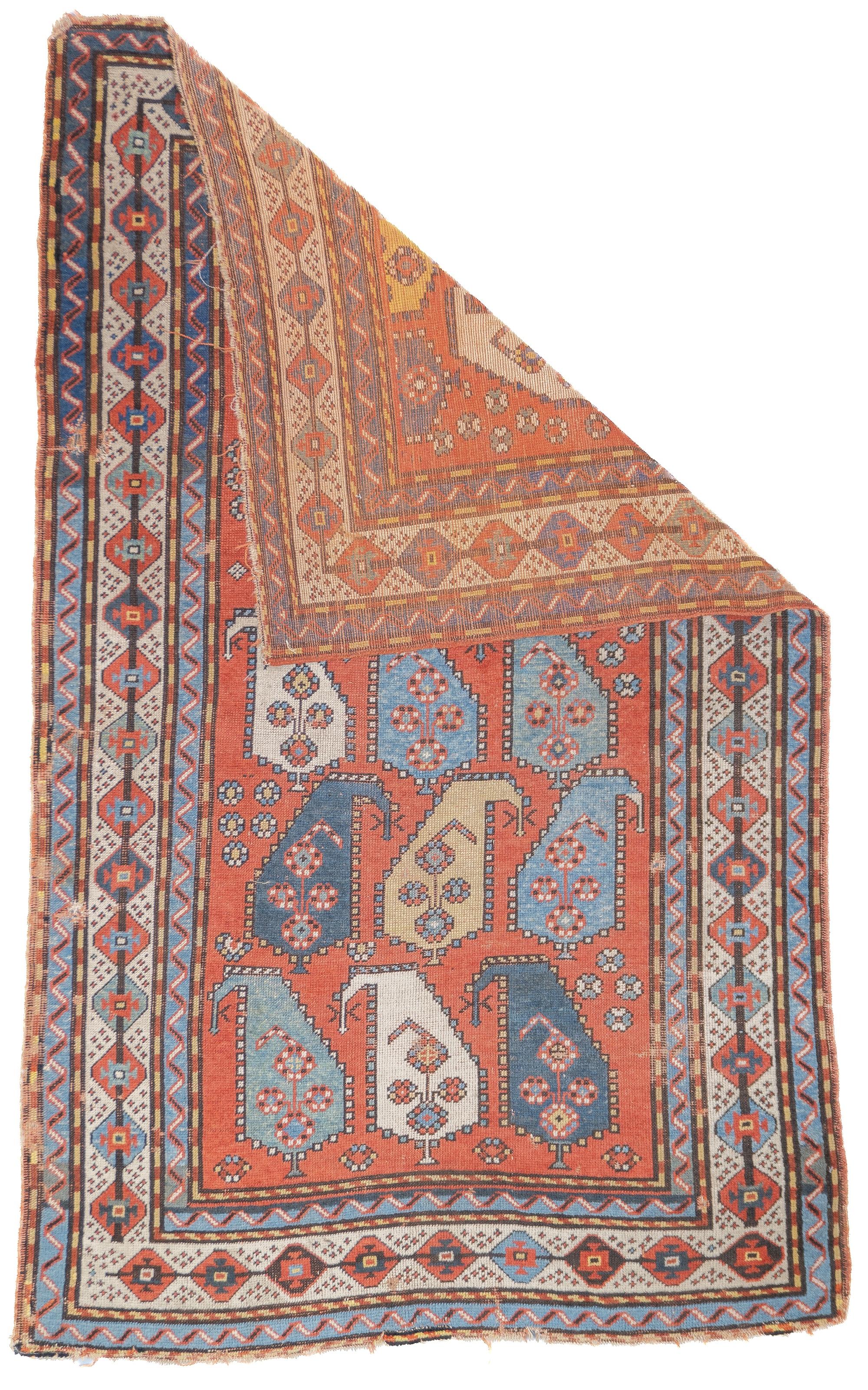 Antiker Kazak-Teppich 3'9'' x 6'1''. SW-Kaukasus/Armenien. Kräftig gemusterte, stark gefärbte, völlig geometrische, ganz aus Wolle bestehende, grob bis mäßig gewebte, mittel- bis langflorige Stücke im Streuformat, in Medaillon-, Allover- und