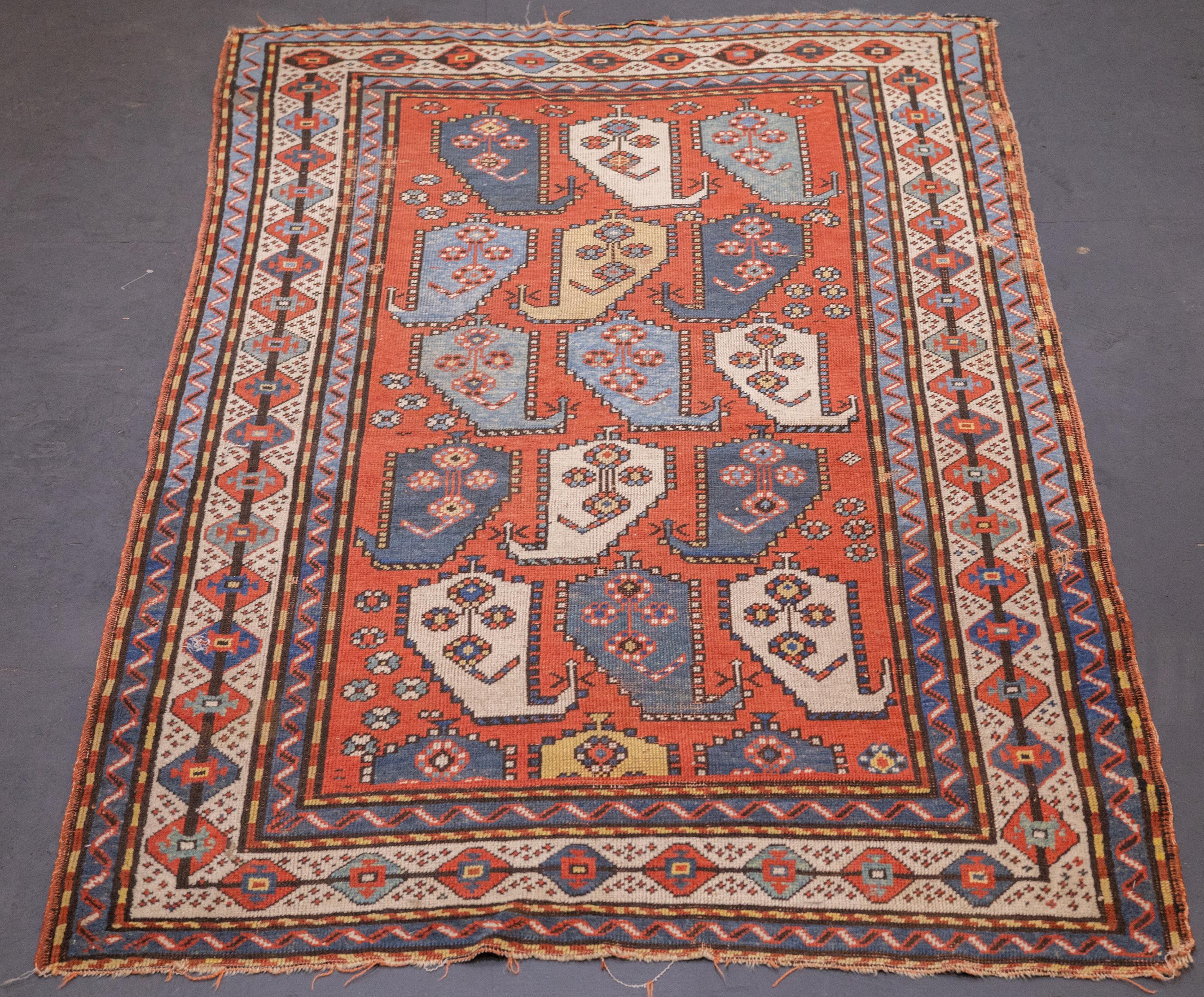 Antiker Kazak-Teppich 3'9'' x 6'1'' im Zustand „Gut“ im Angebot in New York, NY