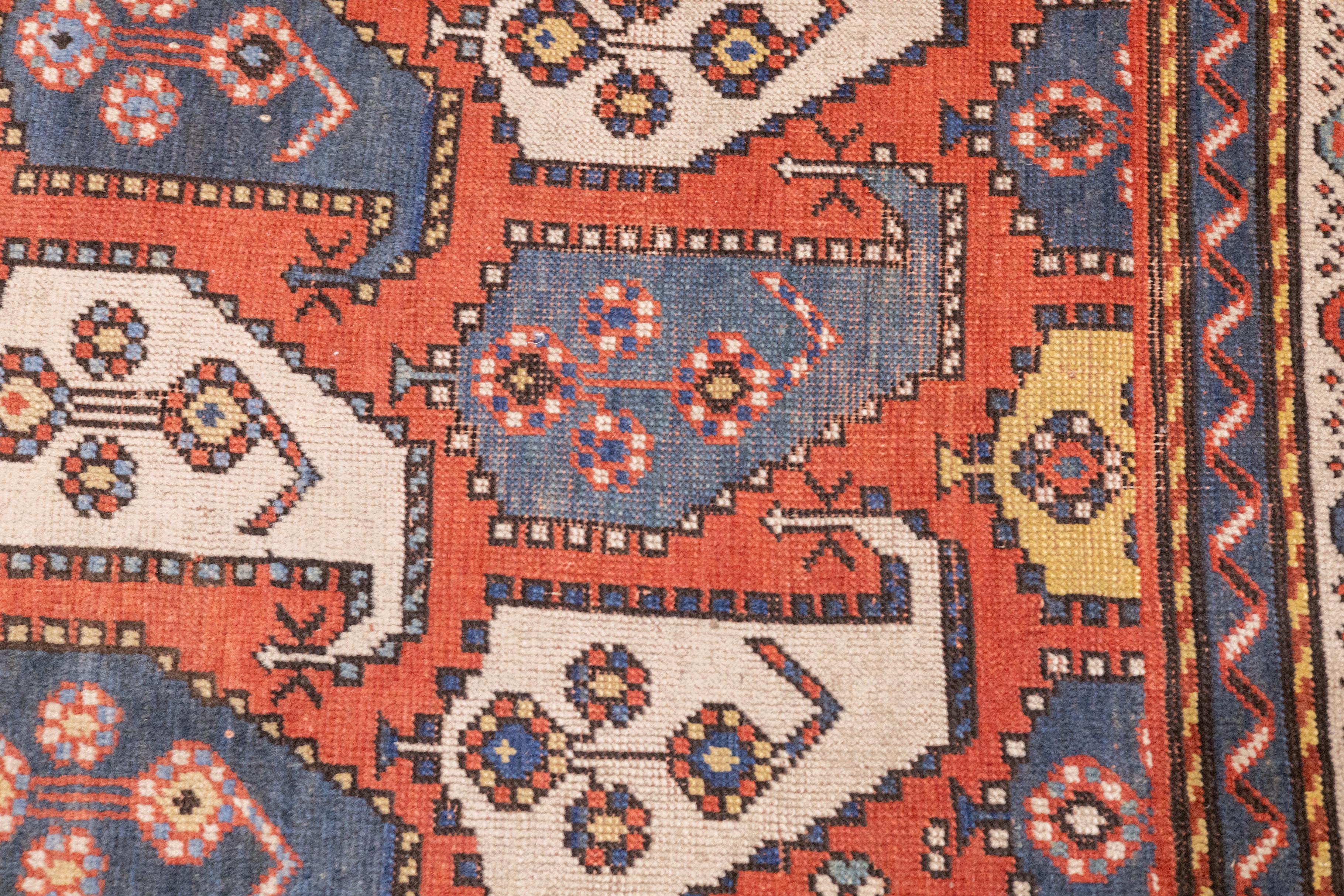 Antiker Kazak-Teppich 3'9'' x 6'1'' im Angebot 1