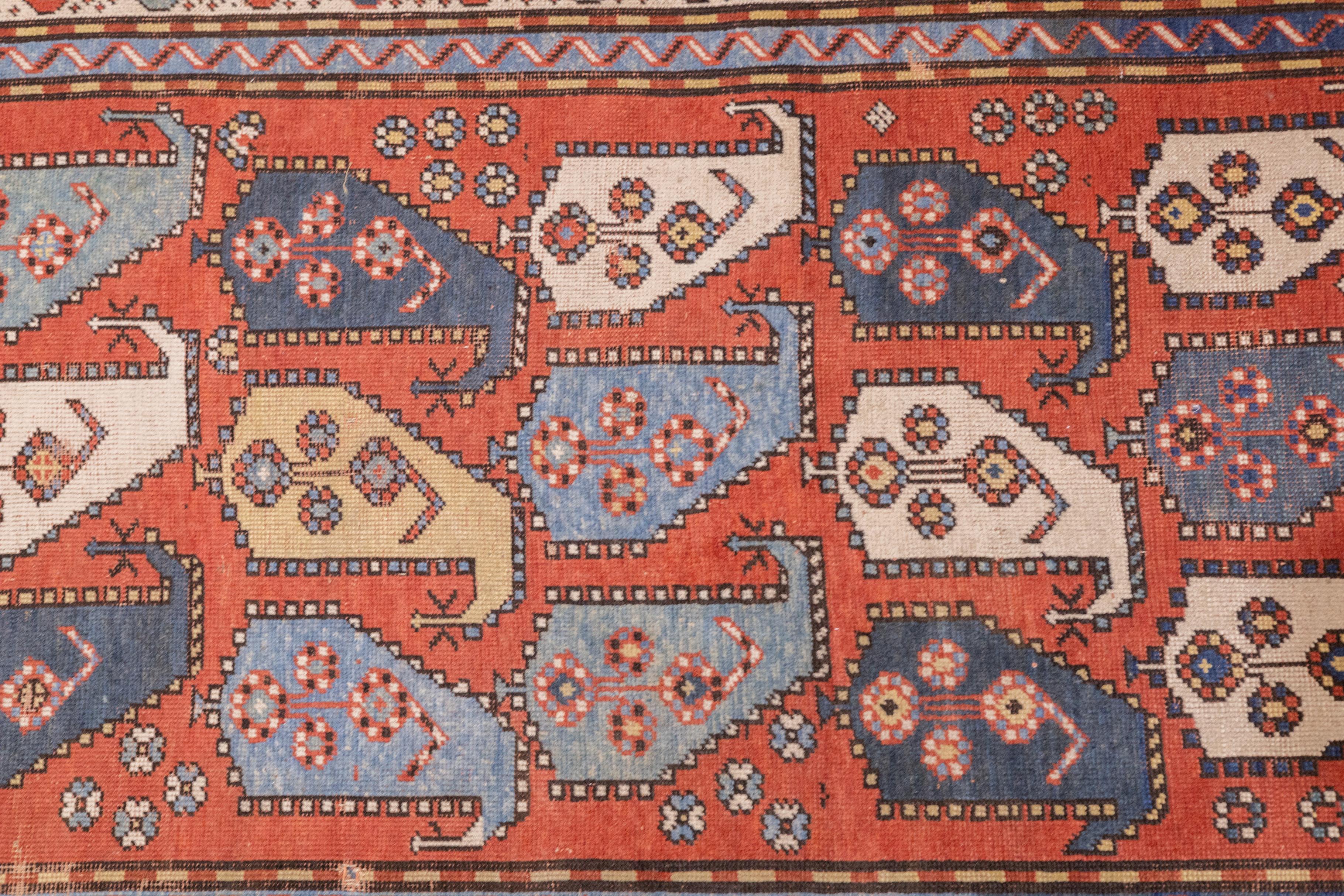 Antiker Kazak-Teppich 3'9'' x 6'1'' im Angebot 2
