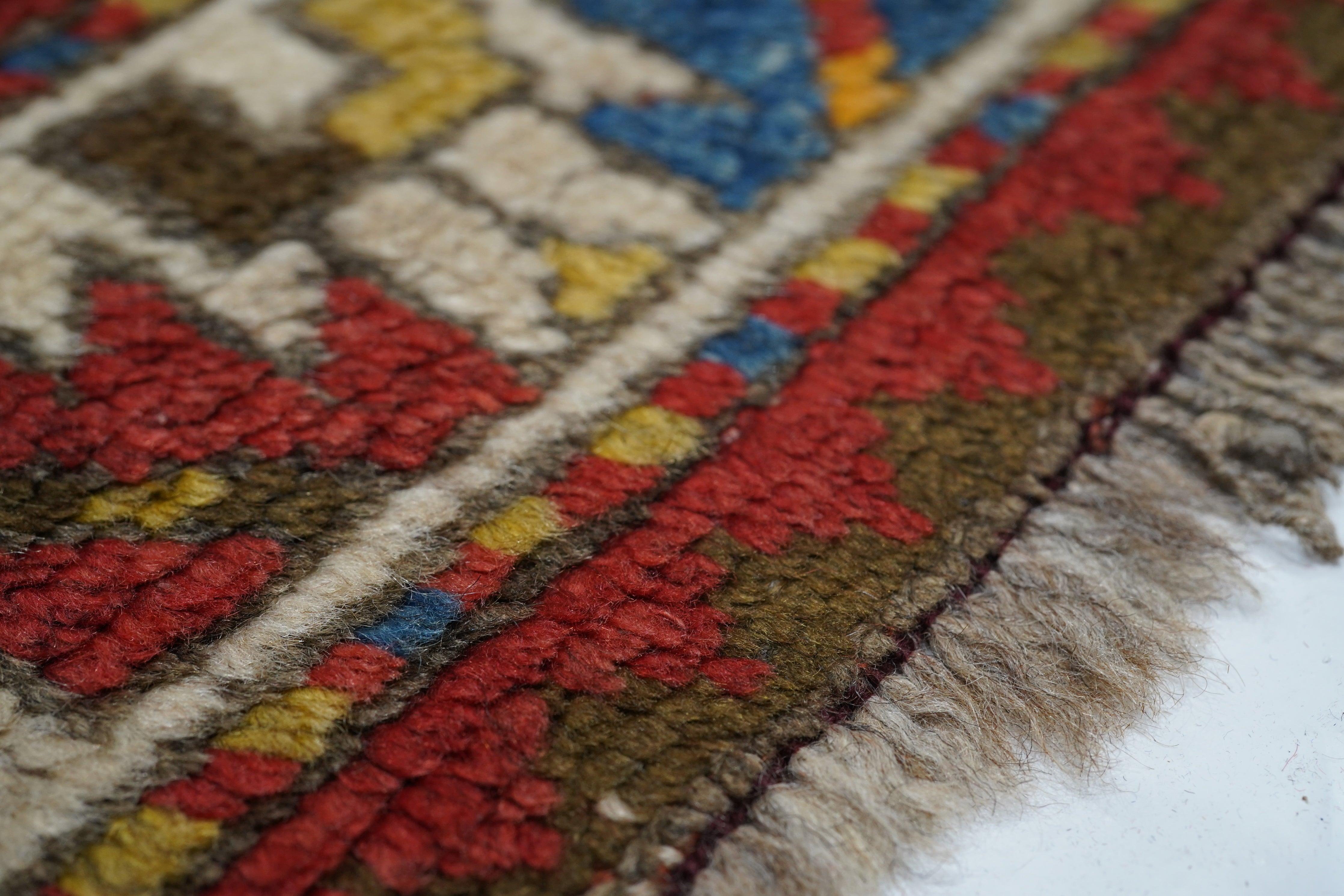 Noué à la main Tapis Kazak ancien 4'1'' x 5'8'' en vente