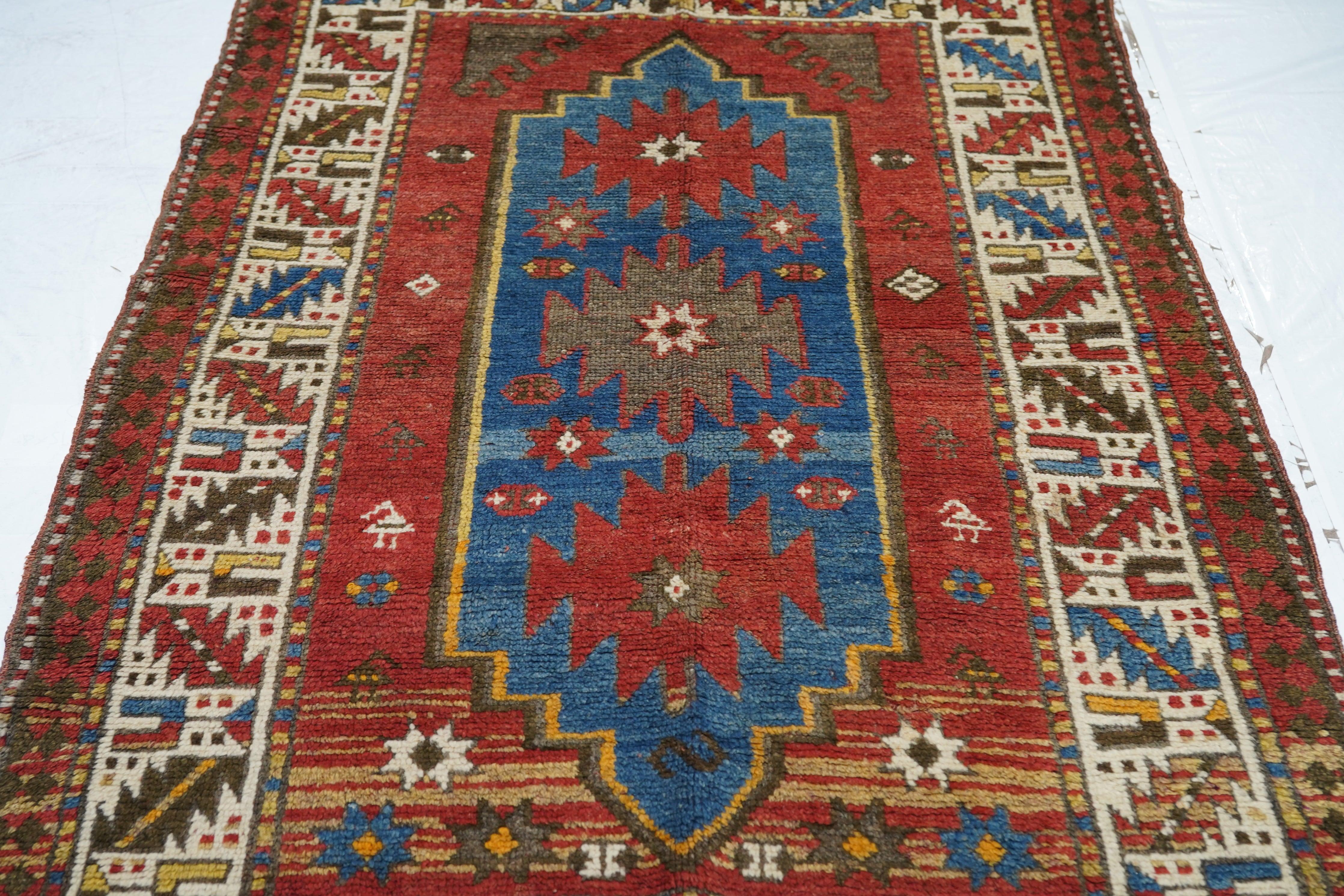 Tapis Kazak ancien 4'1'' x 5'8'' Bon état - En vente à New York, NY