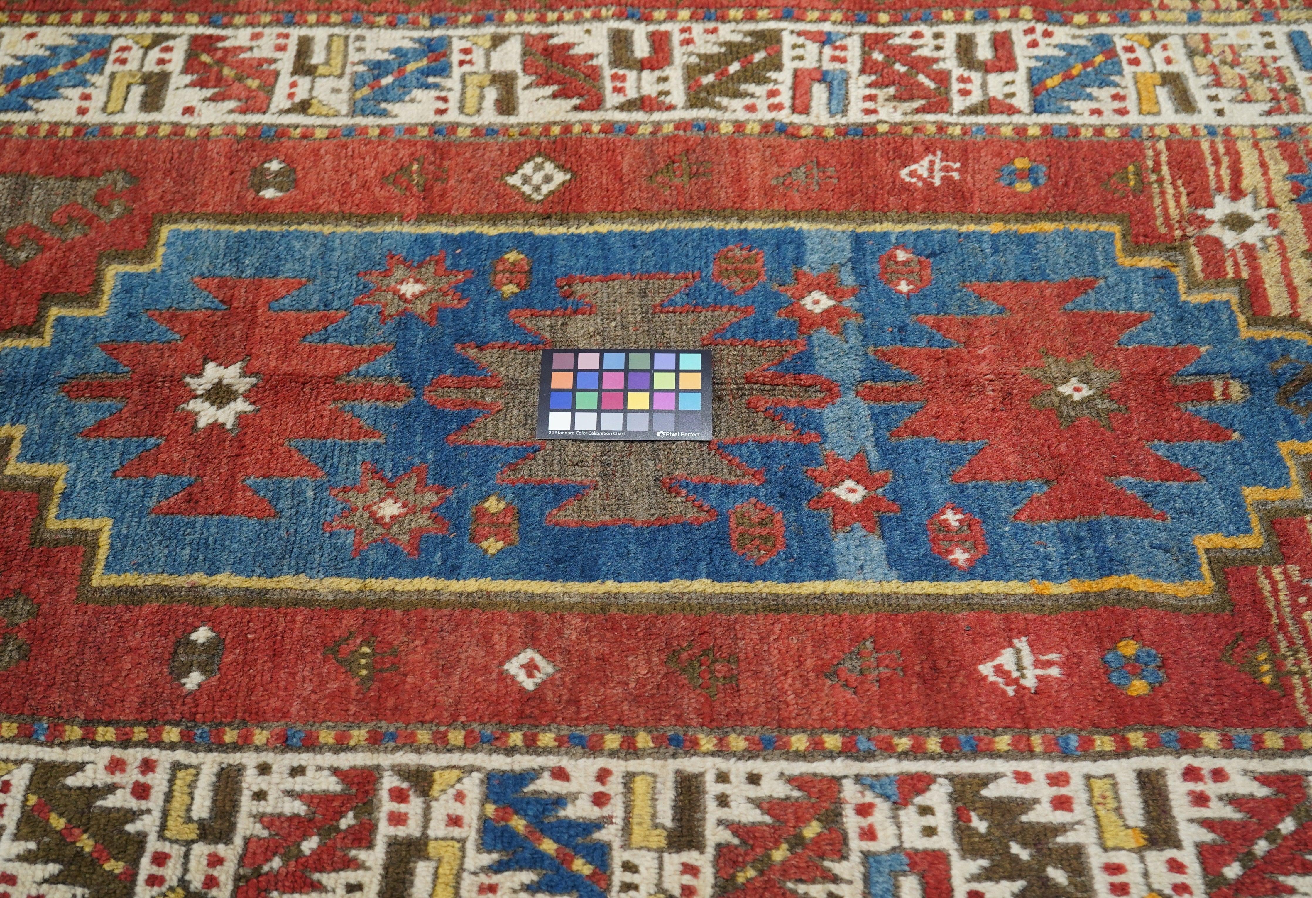 20ième siècle Tapis Kazak ancien 4'1'' x 5'8'' en vente