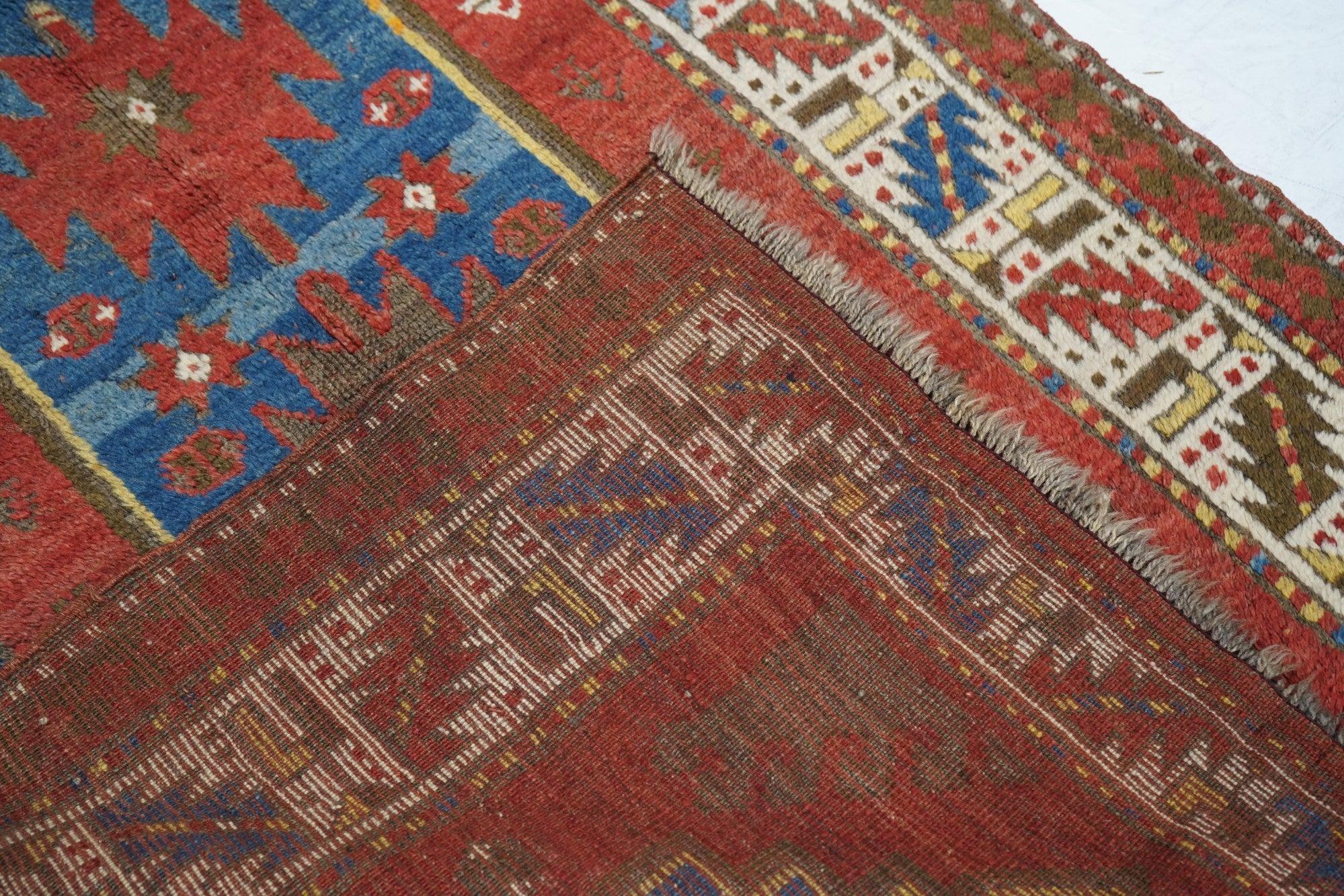 Tapis Kazak ancien 4'1'' x 5'8'' en vente 1