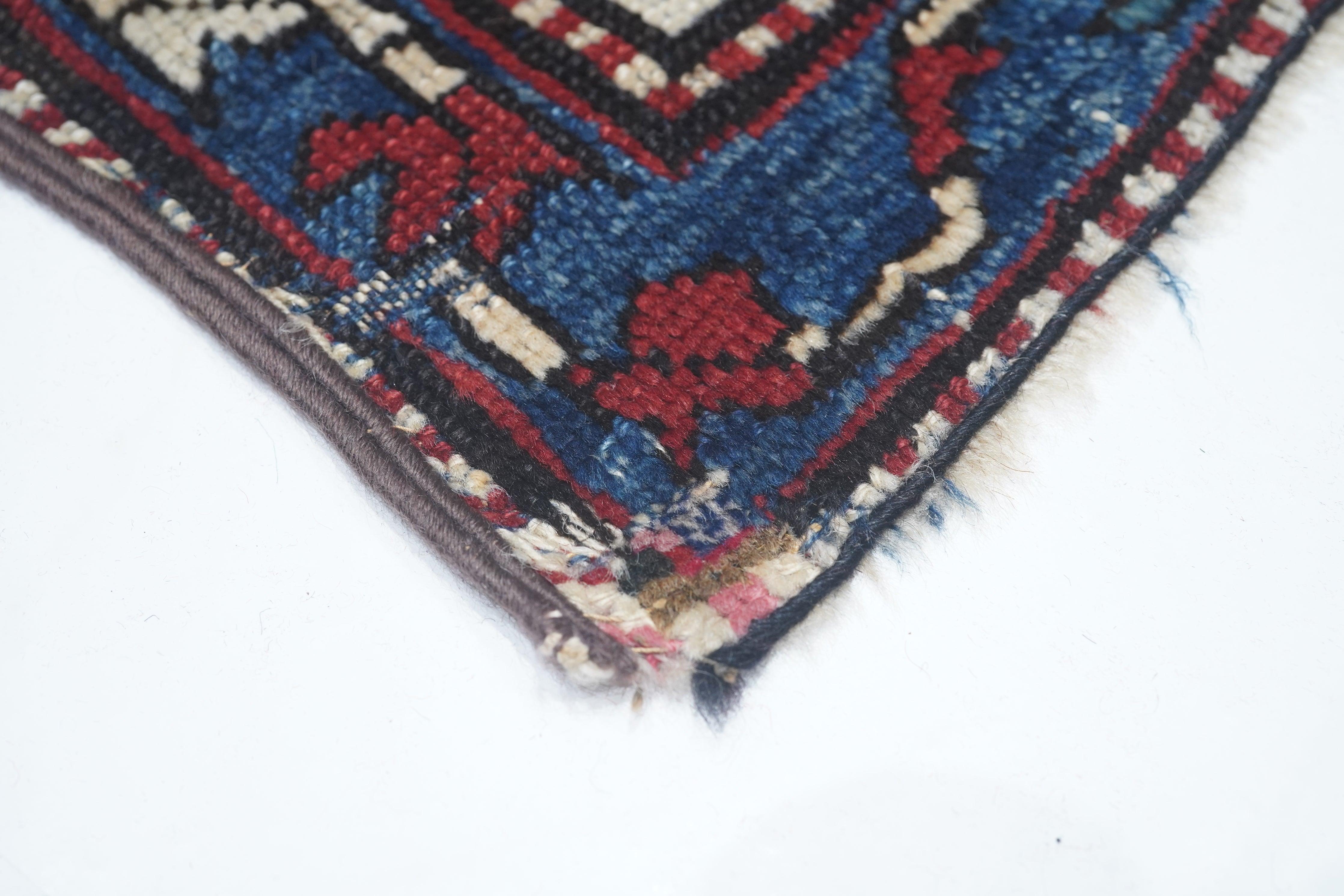 Tapis Kazak ancien 4'4'' x 9'3'' Bon état - En vente à New York, NY