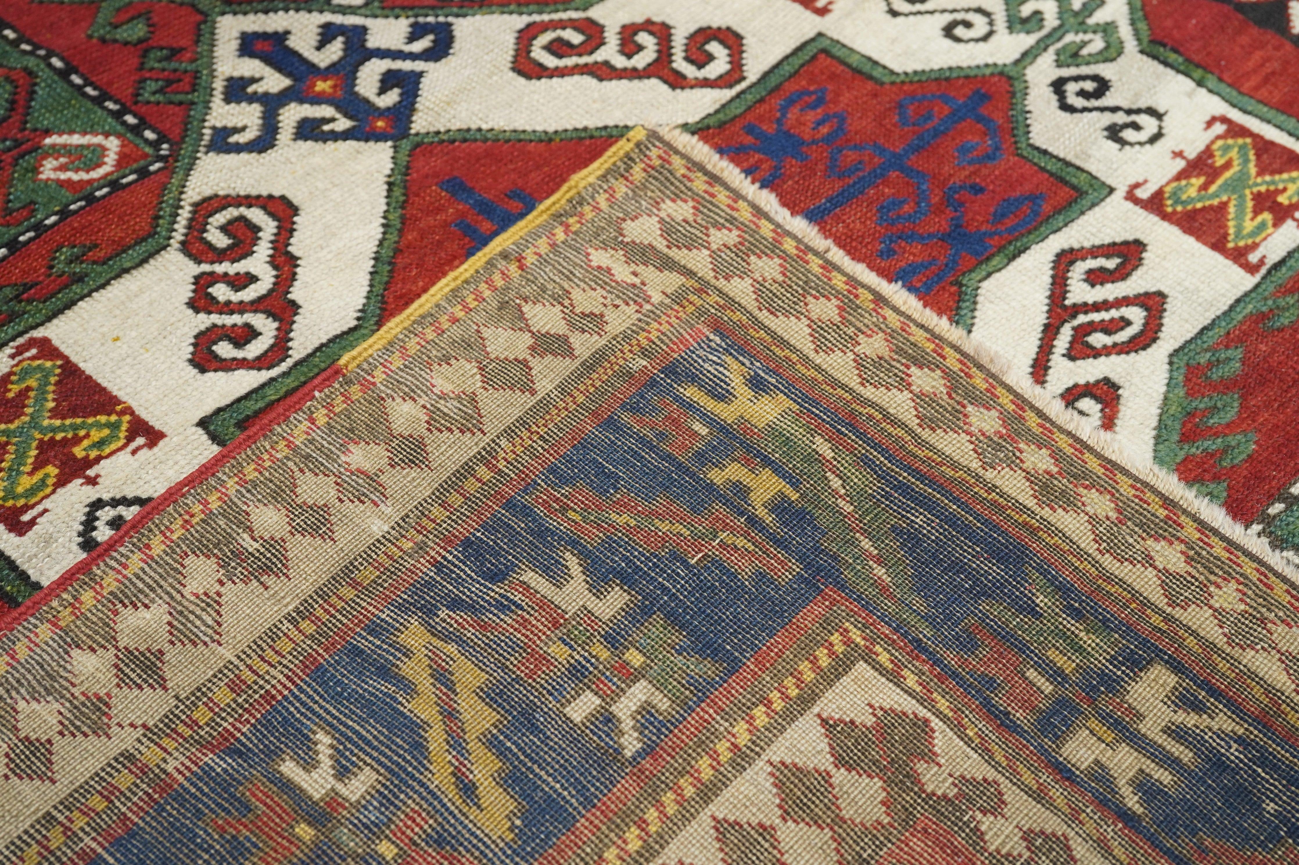 Antiker Kazak-Teppich 4'9'' x 7'4'' im Angebot 4