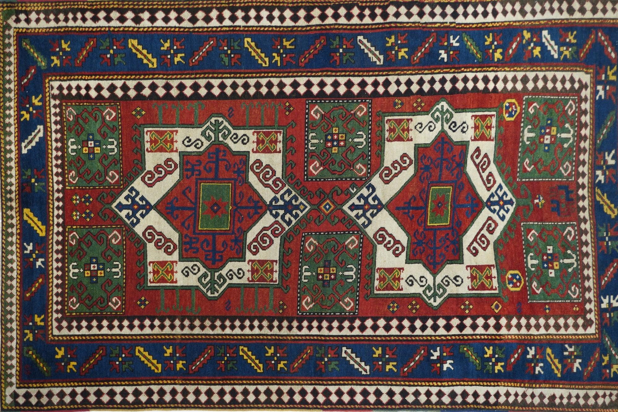 Antiker Kazak-Teppich 4'9'' x 7'4'' (Handgeknüpft) im Angebot