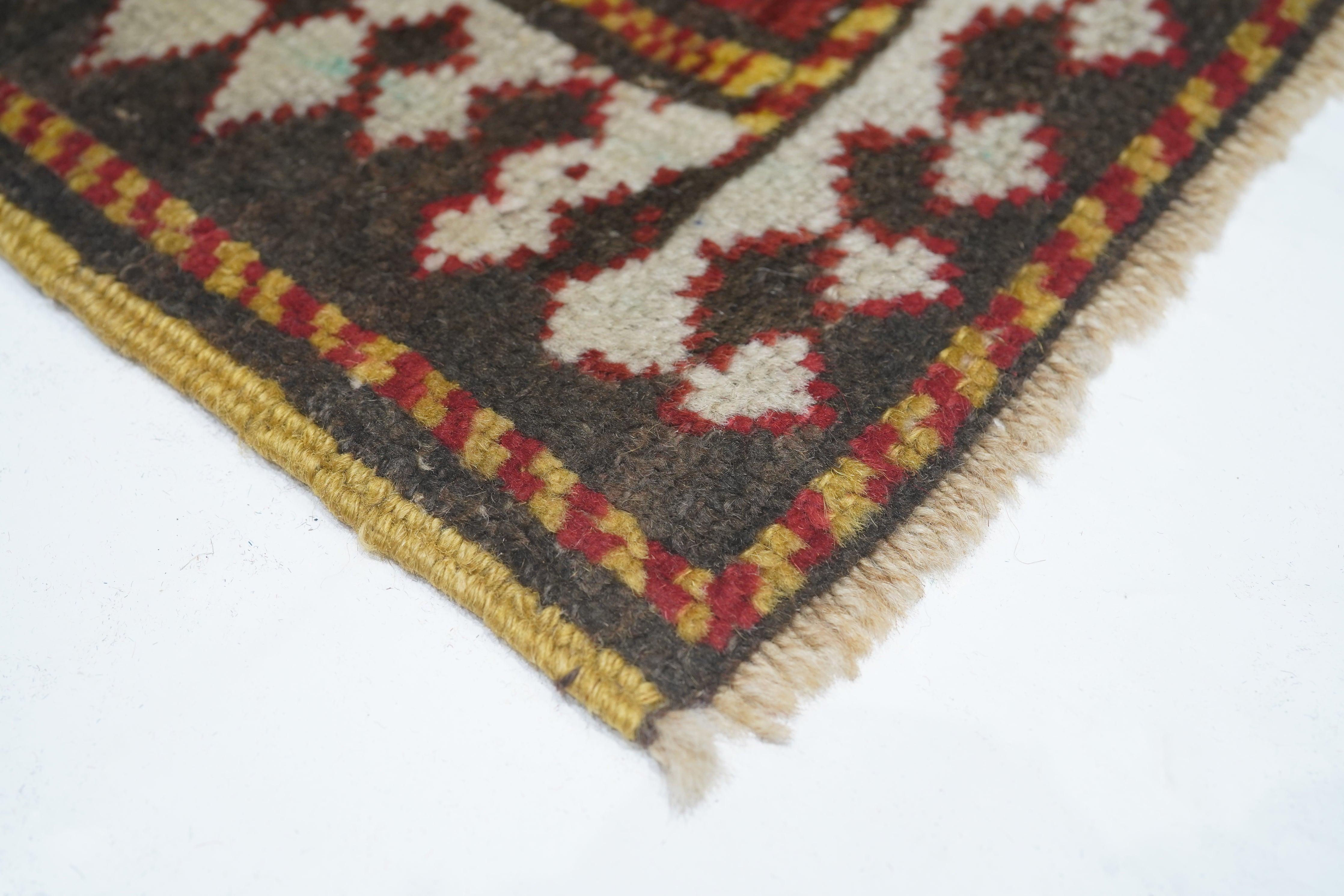 Antiker Kazak-Teppich 4'9'' x 7'4'' im Zustand „Gut“ im Angebot in New York, NY