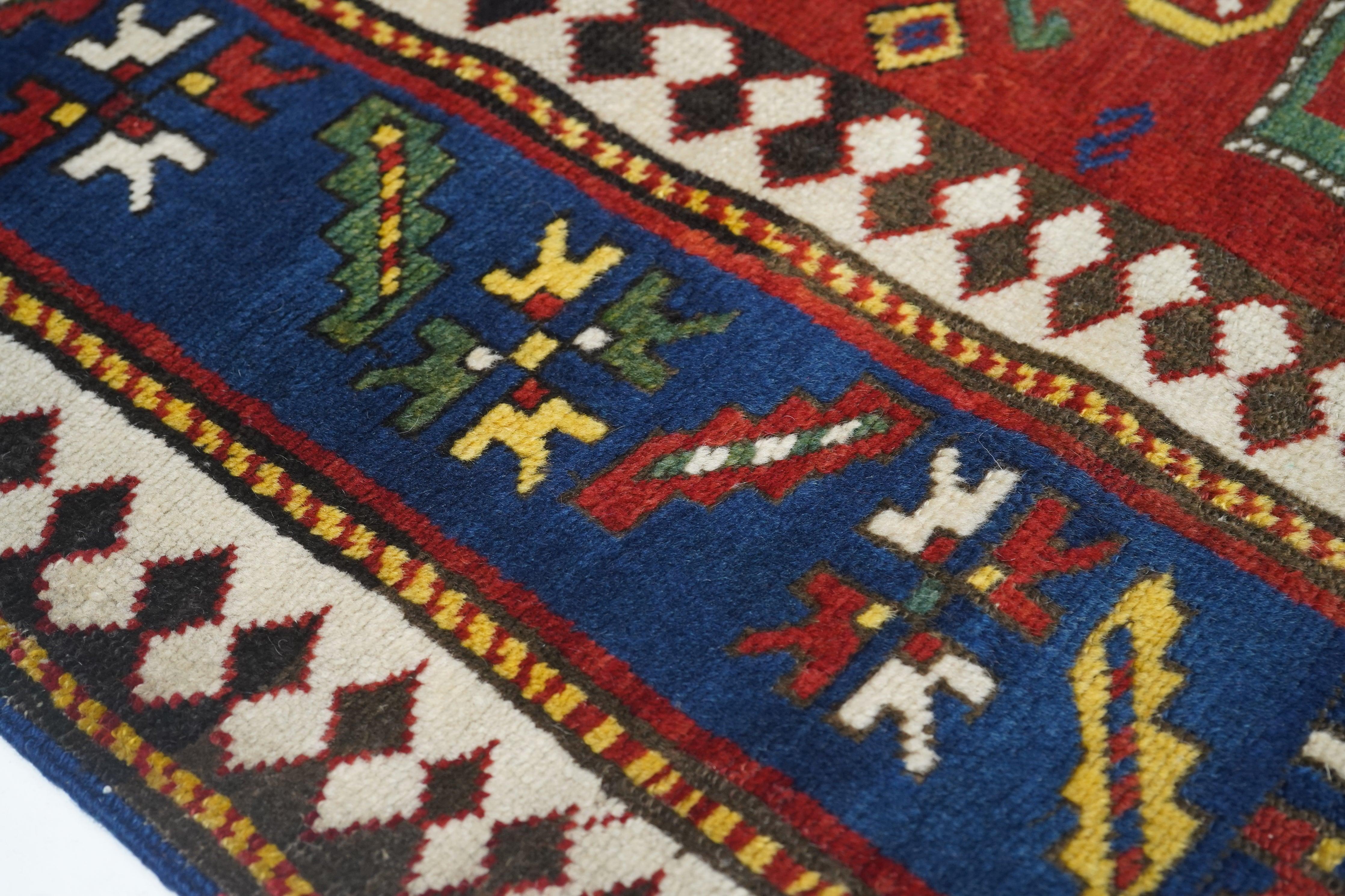 Antiker Kazak-Teppich 4'9'' x 7'4'' (Wolle) im Angebot