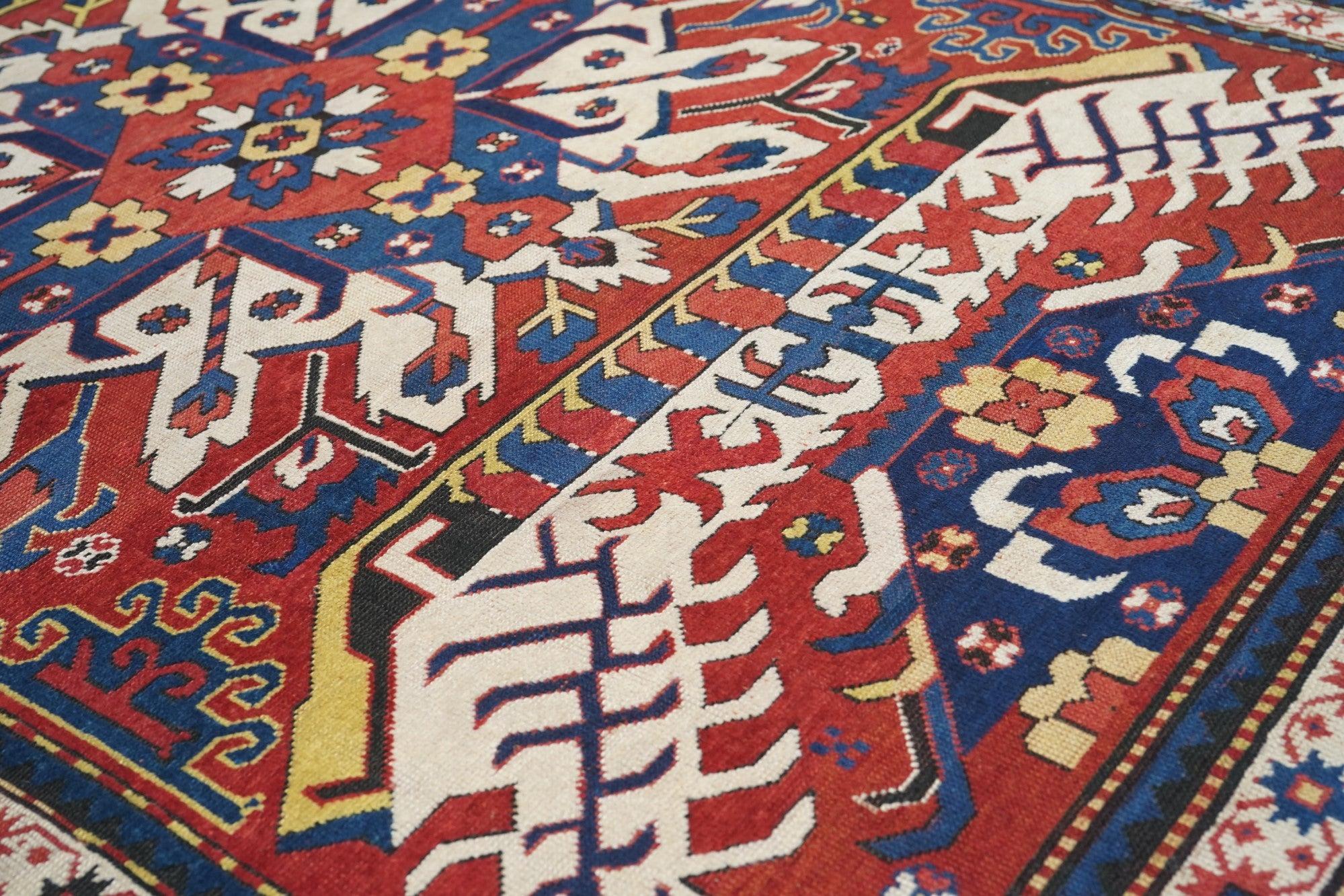 Antiker Kazak-Teppich 5'0'' x 7'1'' im Zustand „Gut“ im Angebot in New York, NY