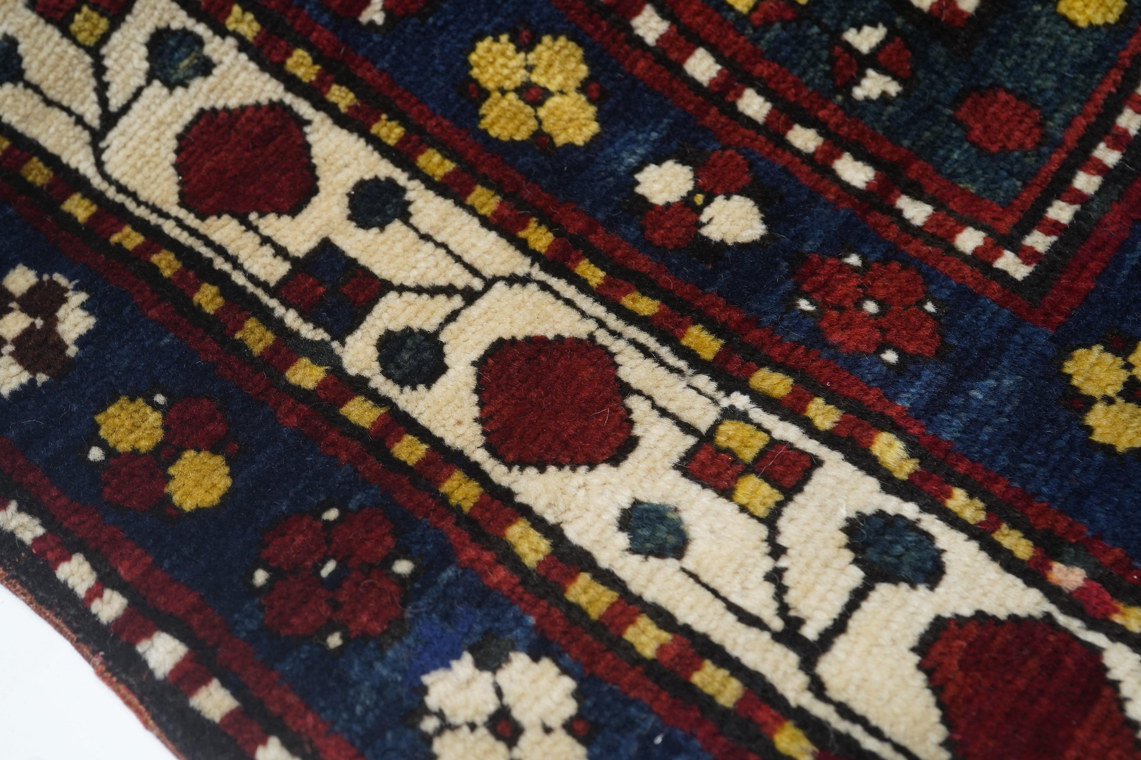 Antiker Kazak-Teppich 5'10'' x 9'8'' im Zustand „Gut“ im Angebot in New York, NY