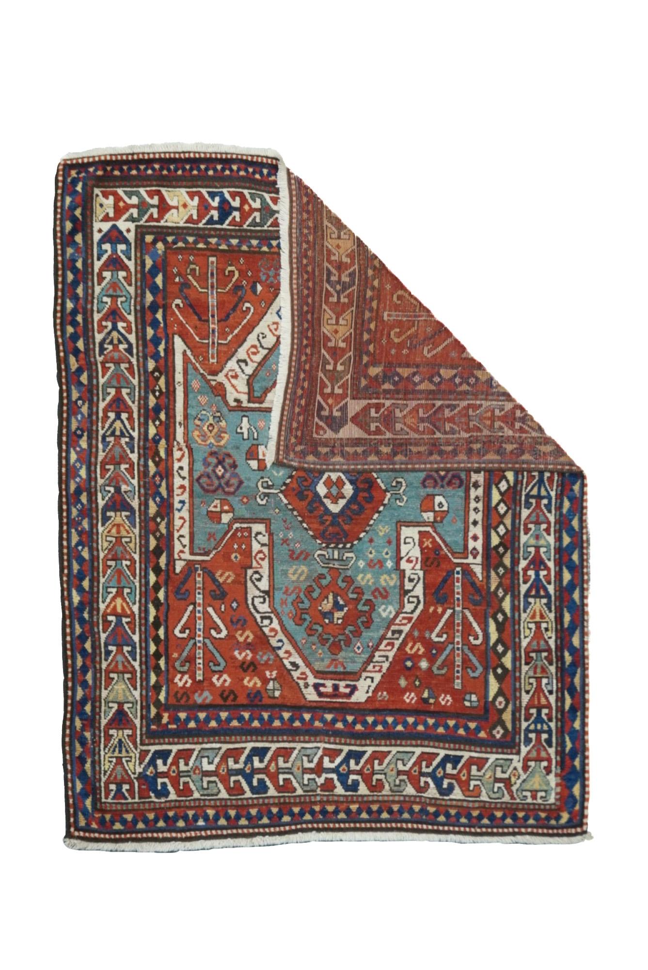 Tapis Kazak antique 5'2'' x 6'7''. Cette pile haute, dispersée au sud-ouest de la région caucasienne, présente le motif vert et ailé caractéristique du village de Sewan. Champ rouge avec des 
