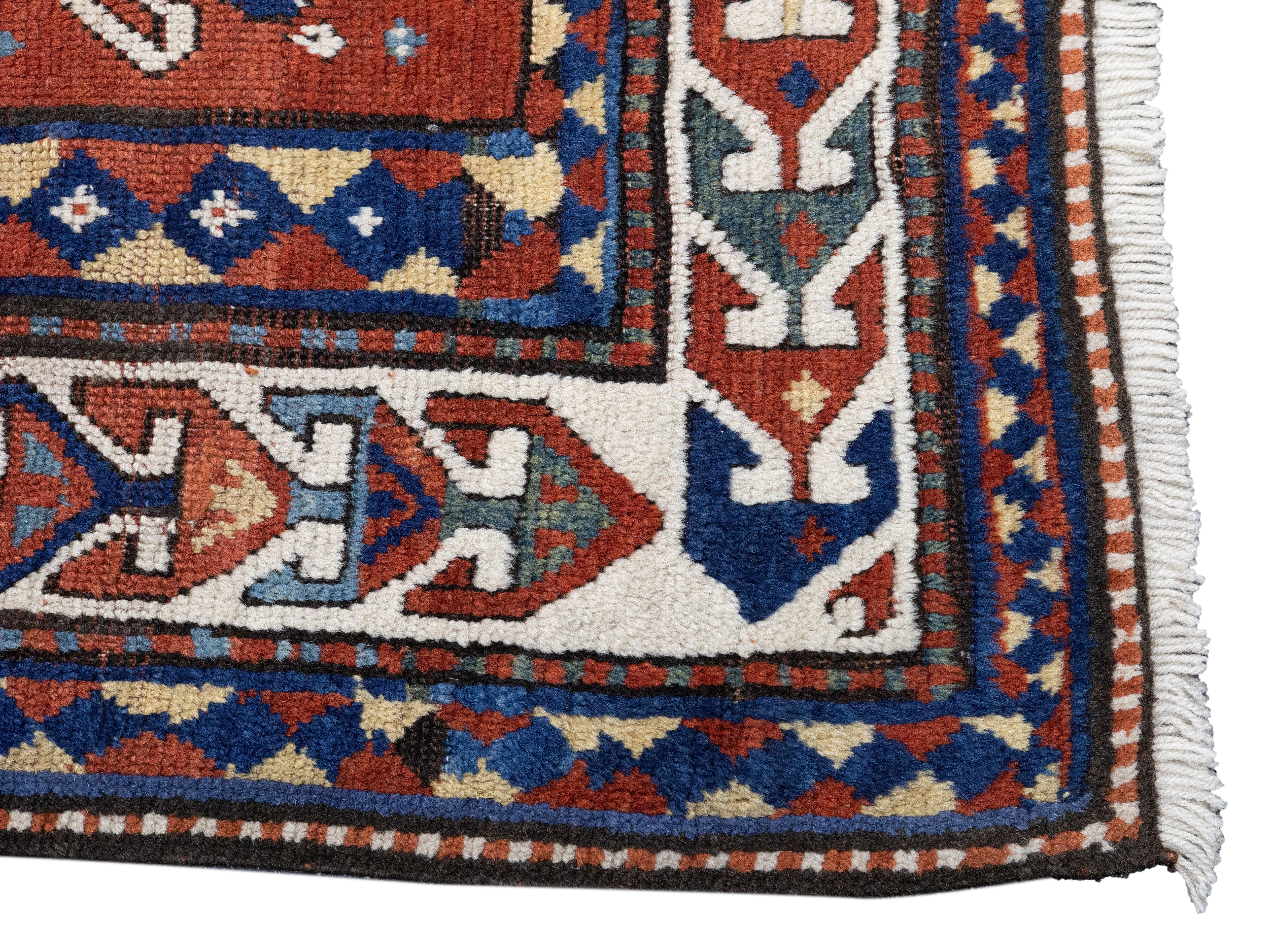 Laine Tapis Kazak antique 5'2'' x 6'7'' en vente