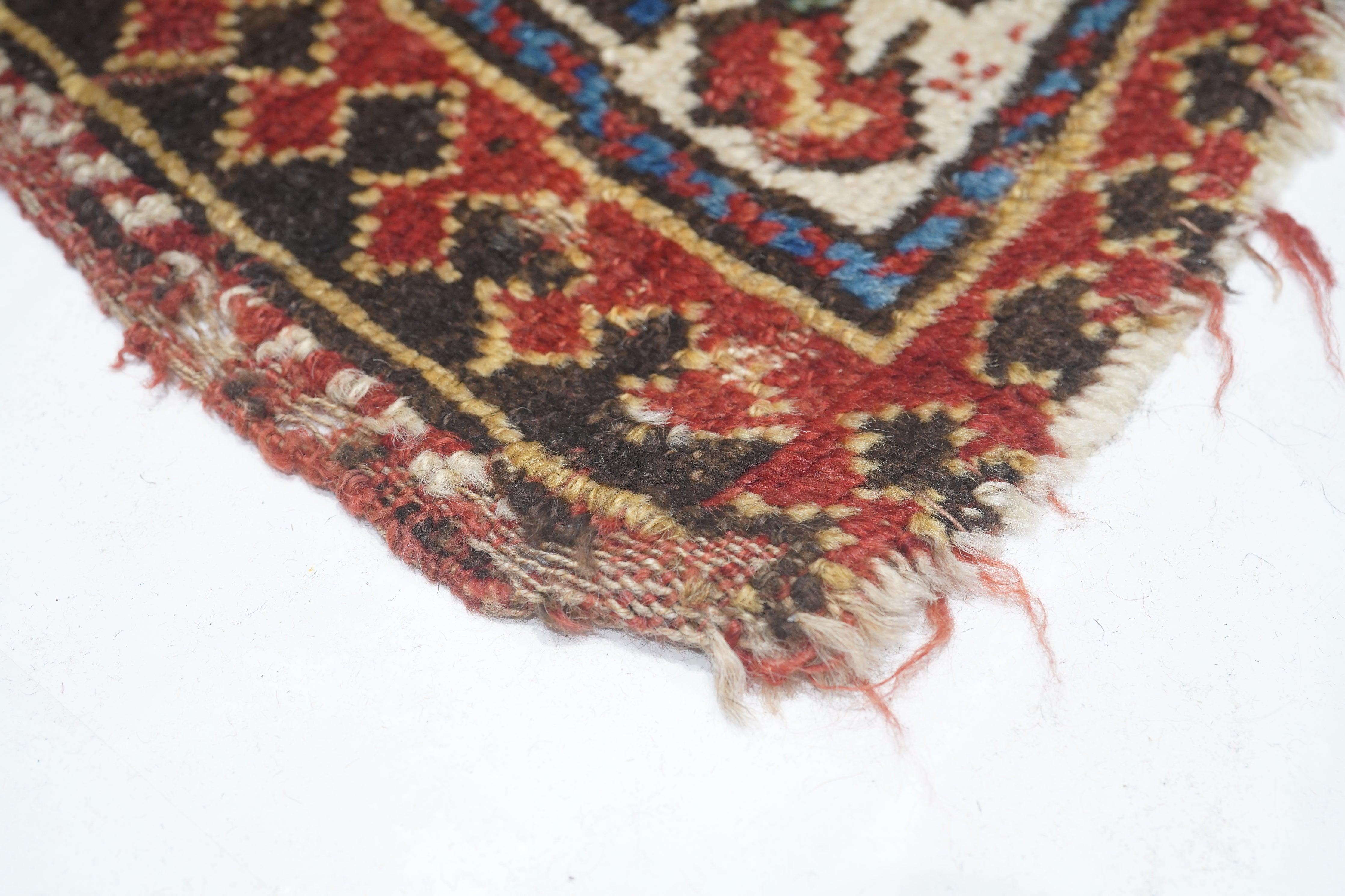 Tapis Kazak antique 5'3'' x 9'9'' État moyen - En vente à New York, NY