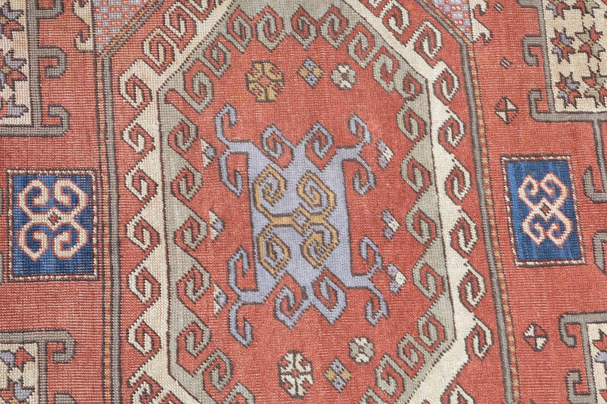 Antiker Kazak-Teppich 5'5'' x 8'6'' im Angebot 1