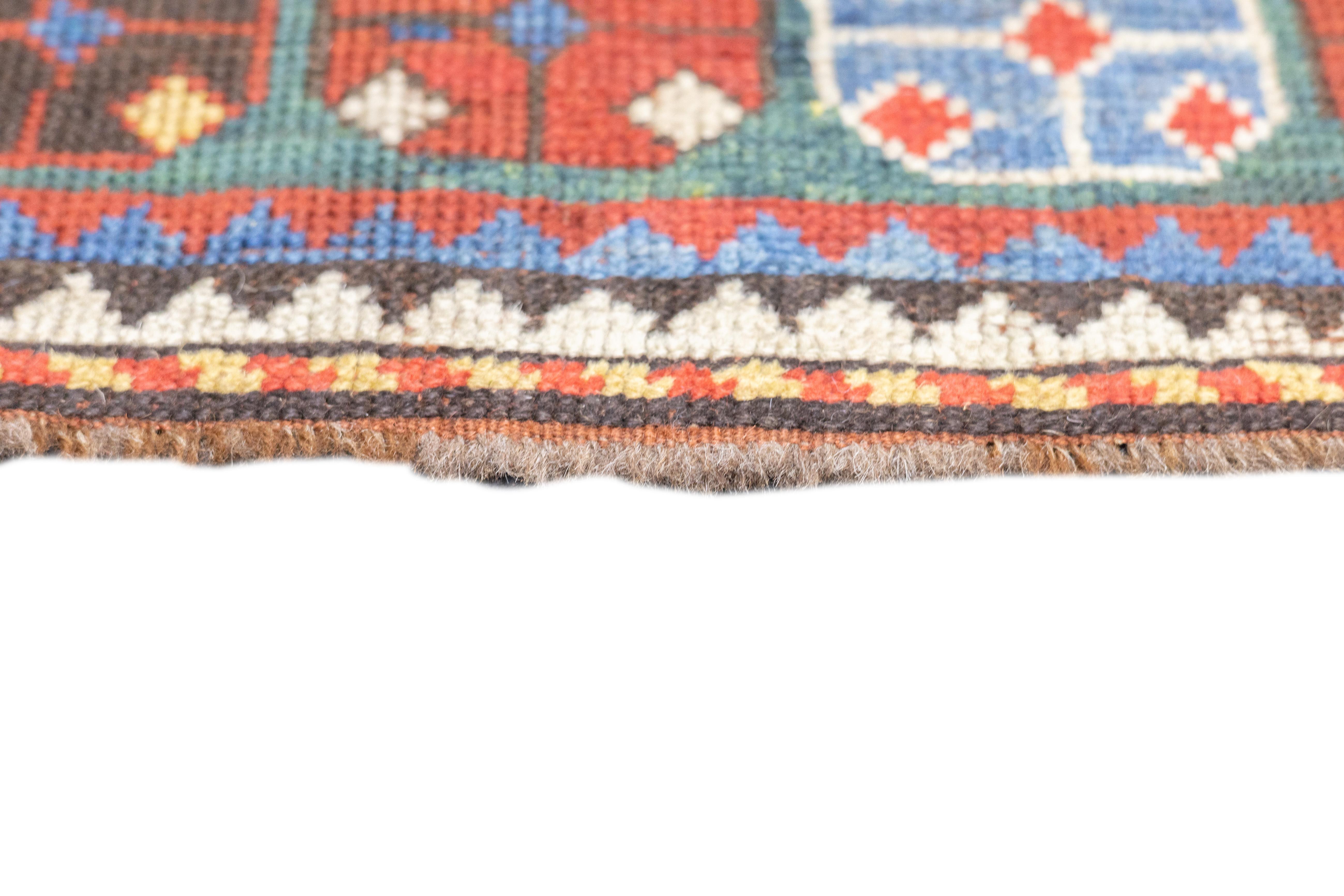 Tapis Kazak ancien 6'4'' x 7'5'' Bon état - En vente à New York, NY