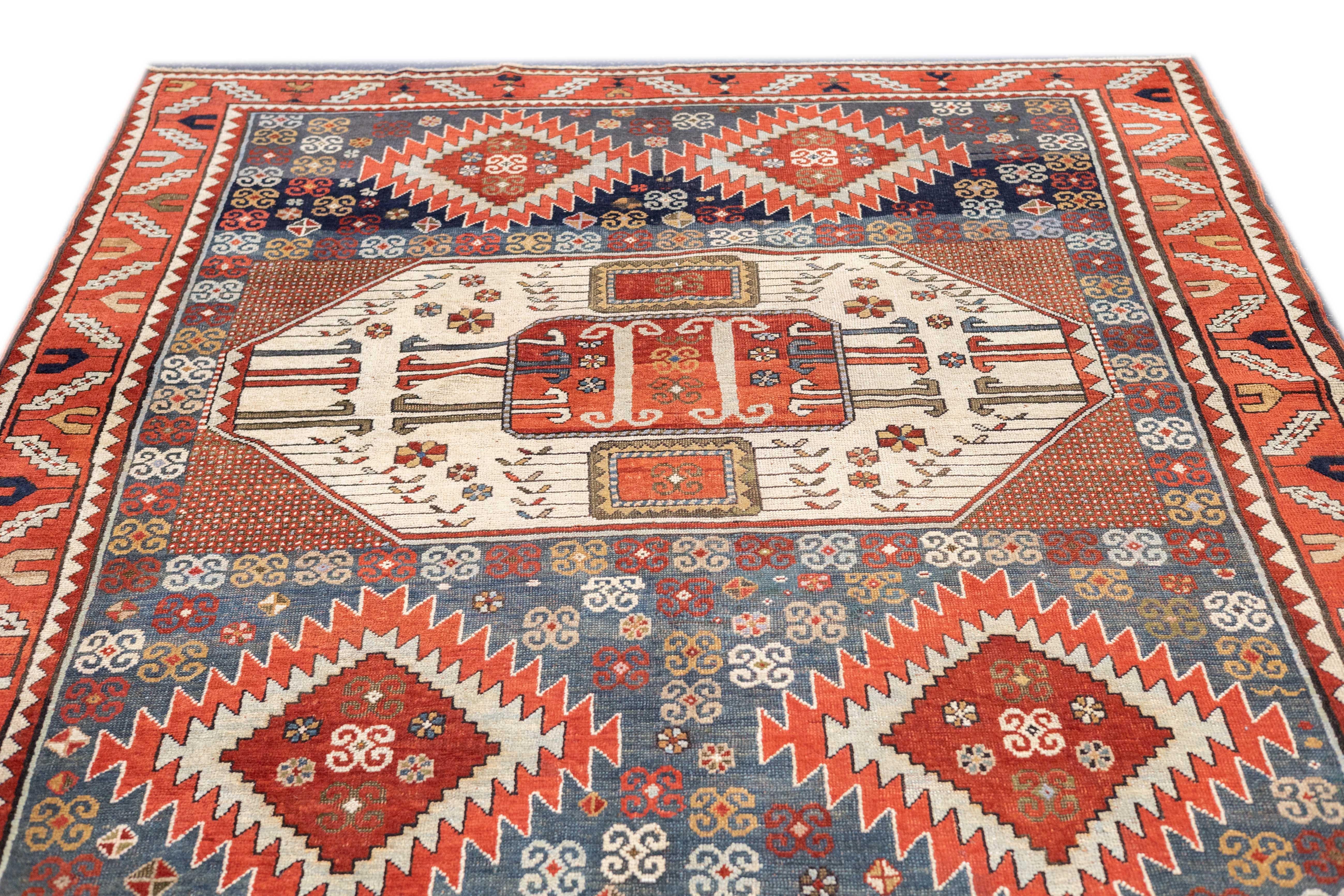 Noué à la main Tapis Kazak ancien 6'8'' x 7'11'' en vente