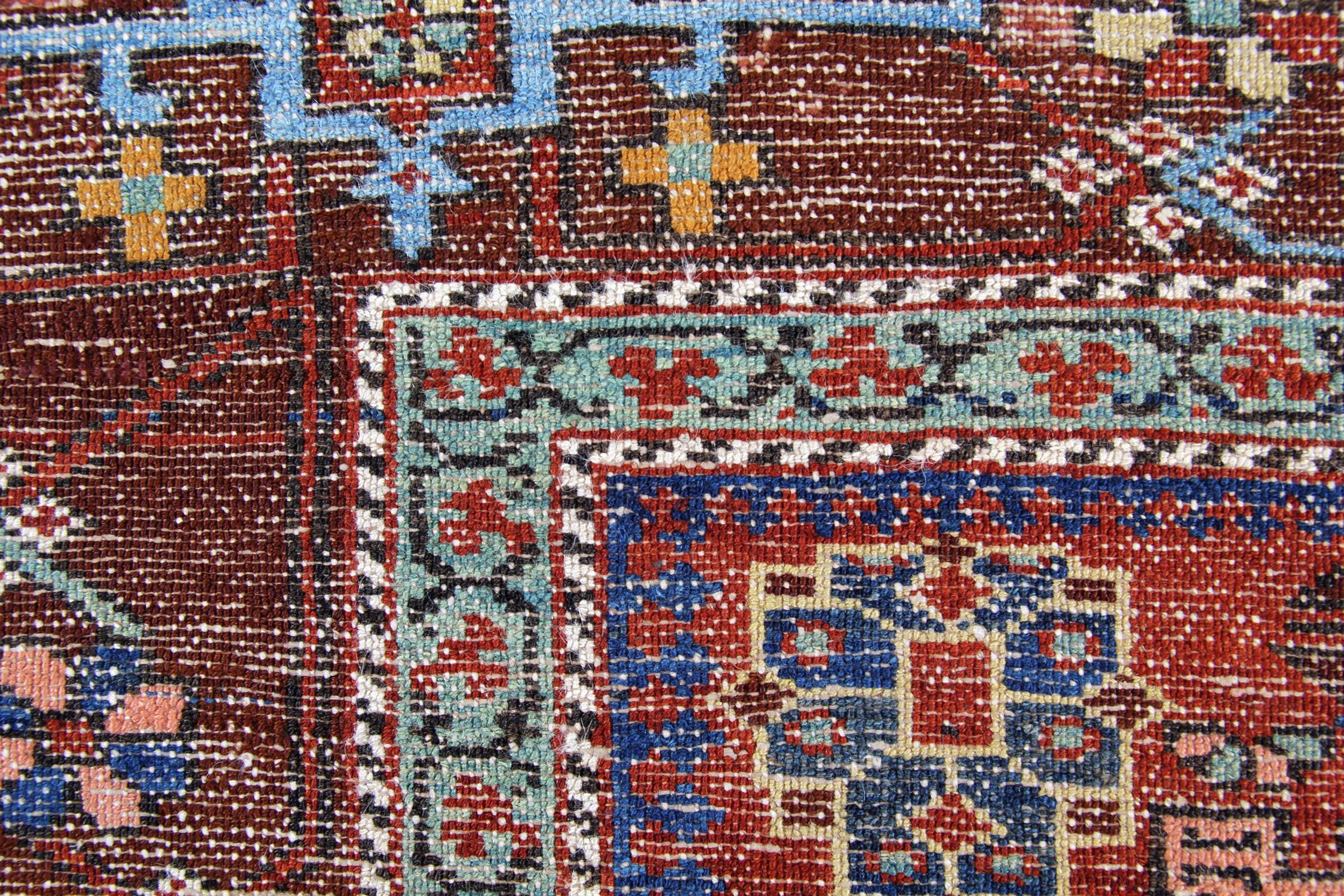 Antiker handgewebter antiker Kazak-Teppich Rostfarbener geometrischer Stammeskunstteppich (Wolle) im Angebot