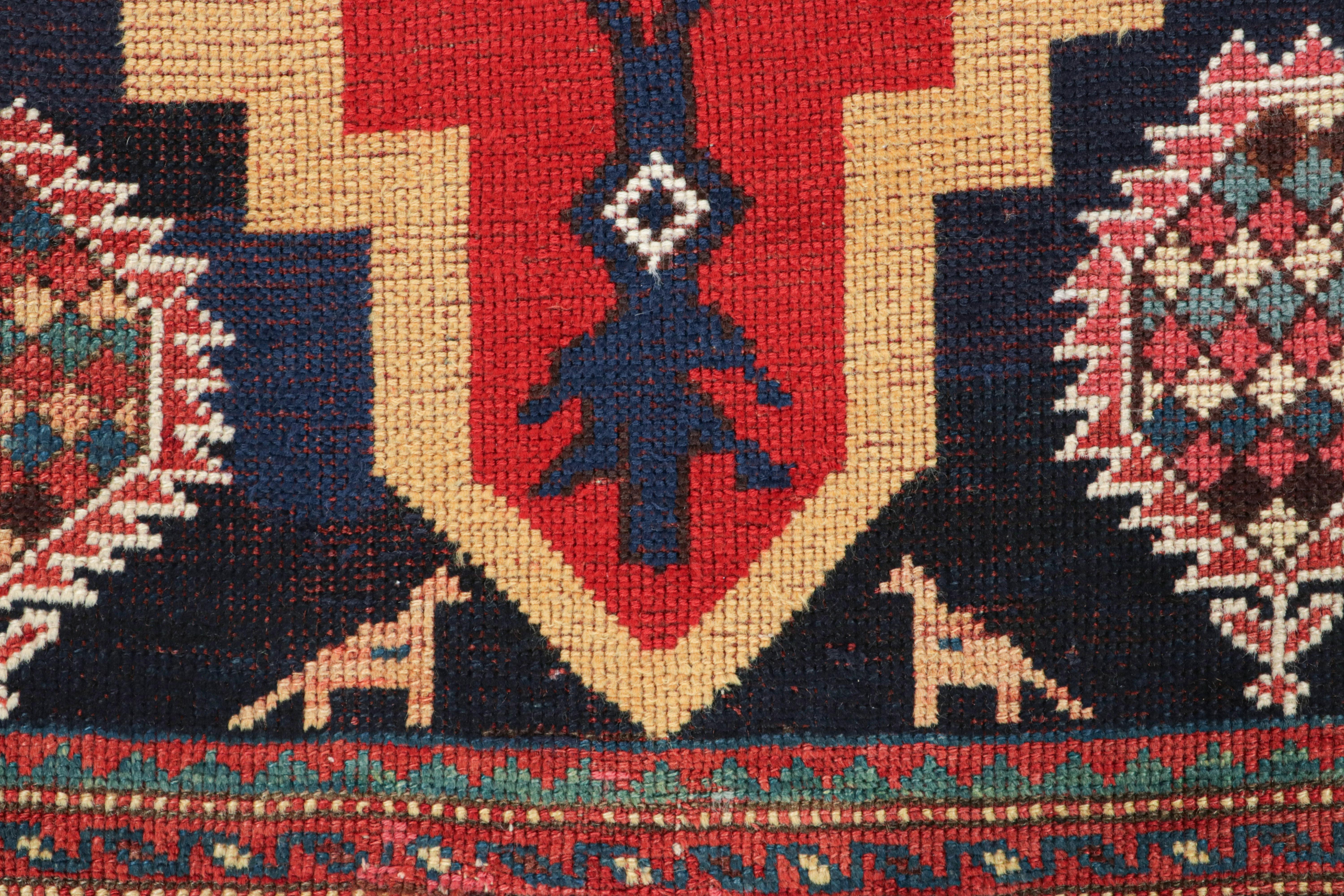 Antiker Kazak-Teppich in Rot- und Blautönen mit geometrischem Medaillon - Rug & Kilim (Kasachisch) im Angebot