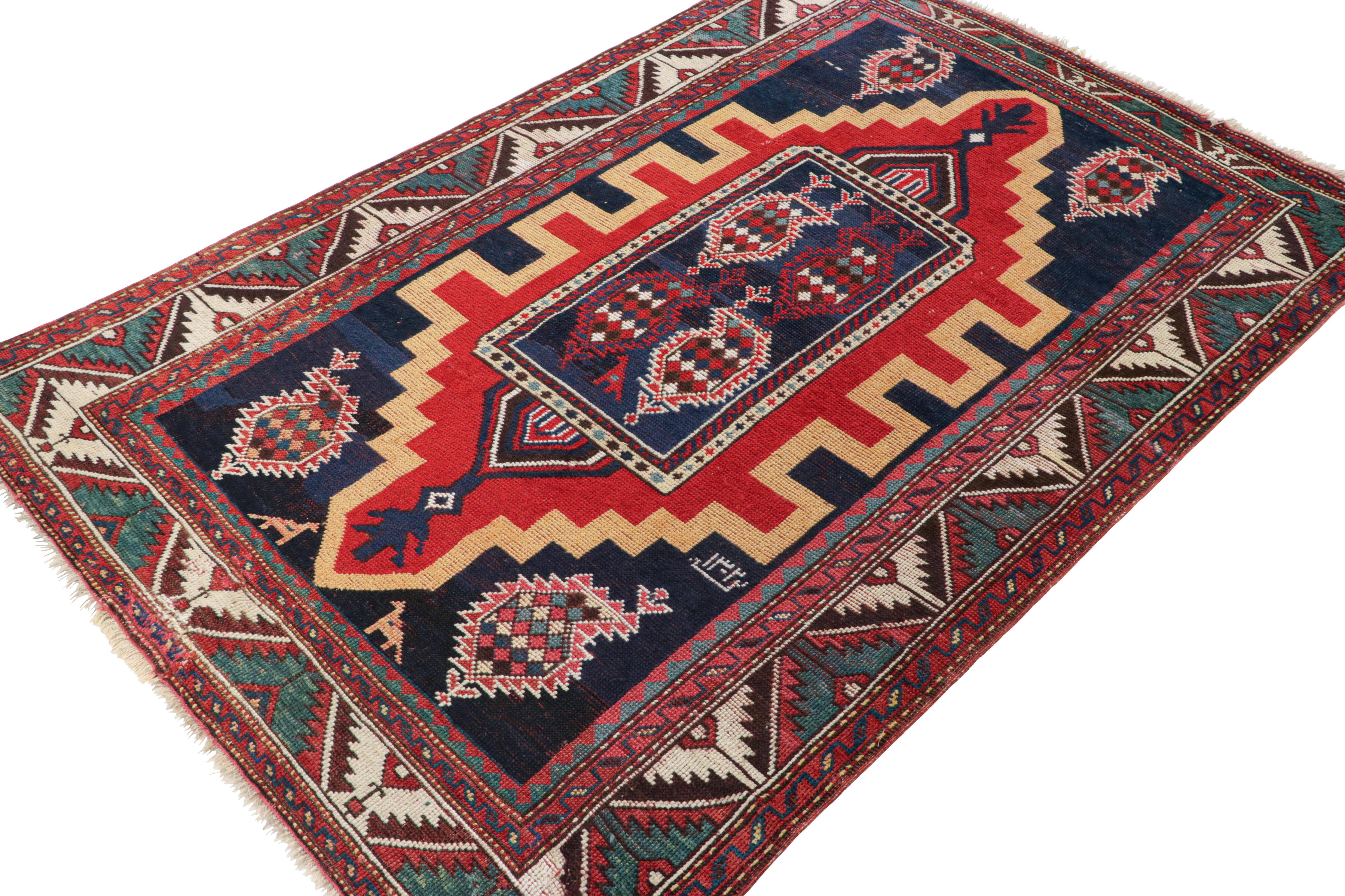 Antiker Kazak-Teppich in Rot- und Blautönen mit geometrischem Medaillon - Rug & Kilim (Kaukasisch) im Angebot