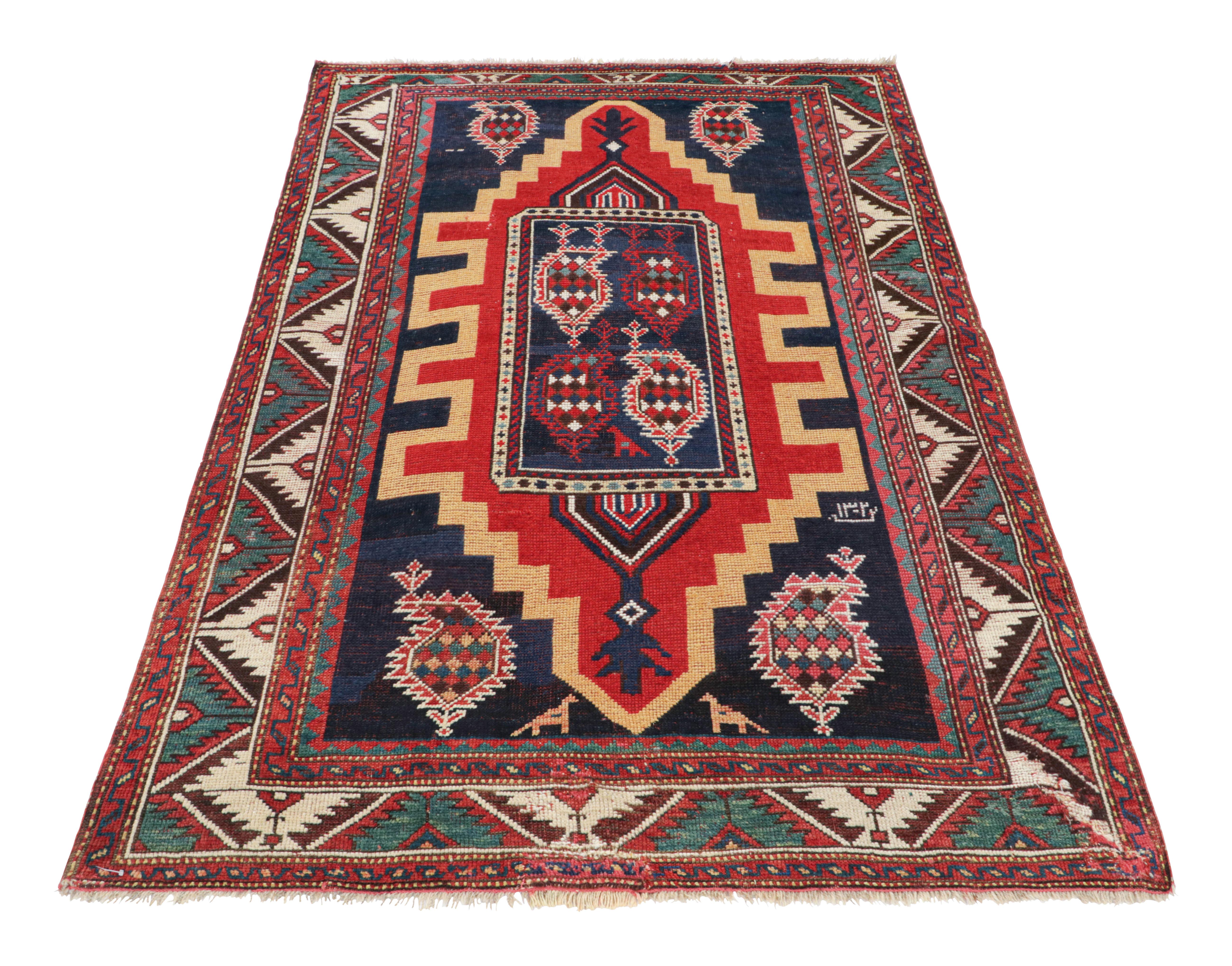 Antiker Kazak-Teppich in Rot- und Blautönen mit geometrischem Medaillon - Rug & Kilim (Handgeknüpft) im Angebot