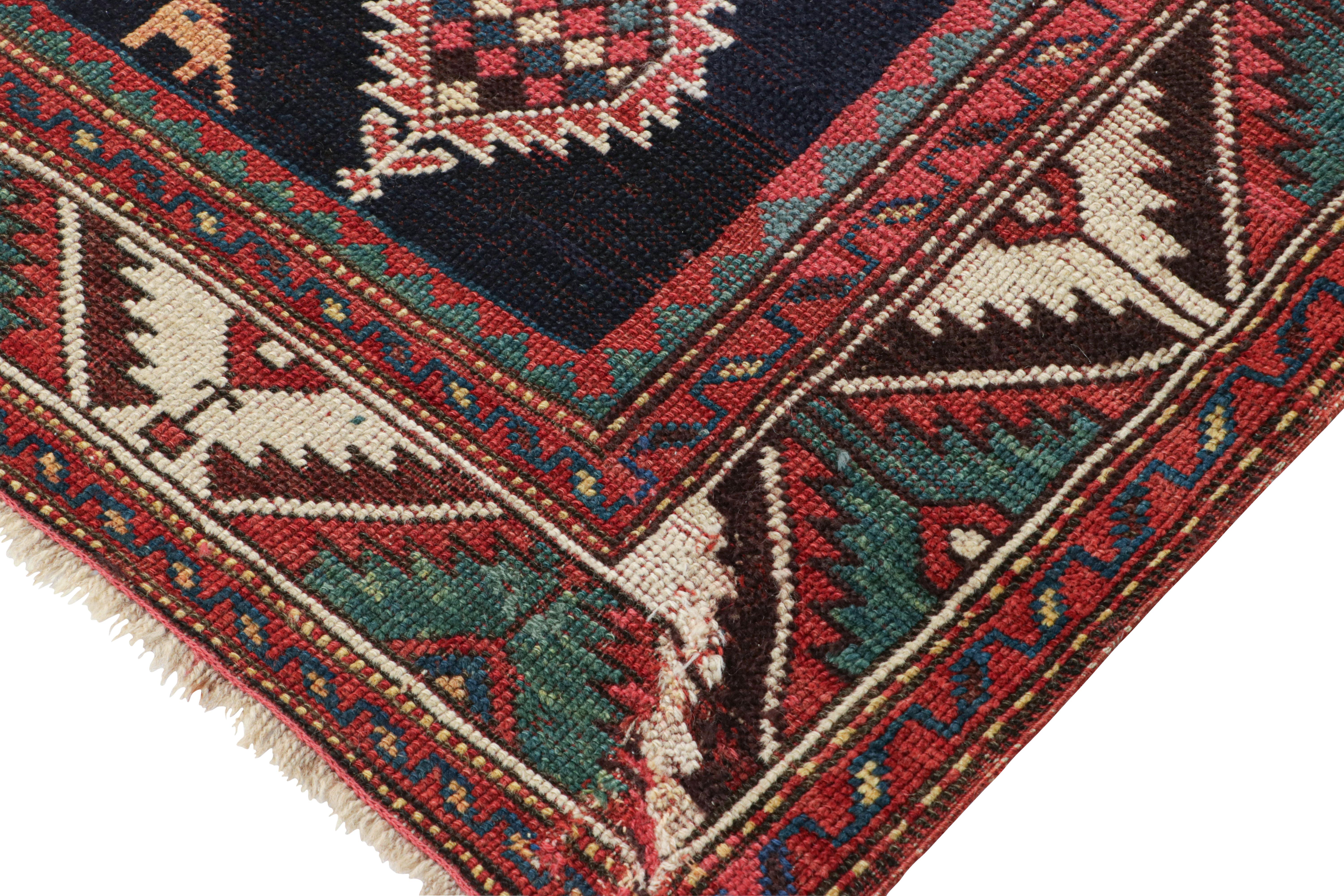 Antiker Kazak-Teppich in Rot- und Blautönen mit geometrischem Medaillon - Rug & Kilim im Zustand „Gut“ im Angebot in Long Island City, NY