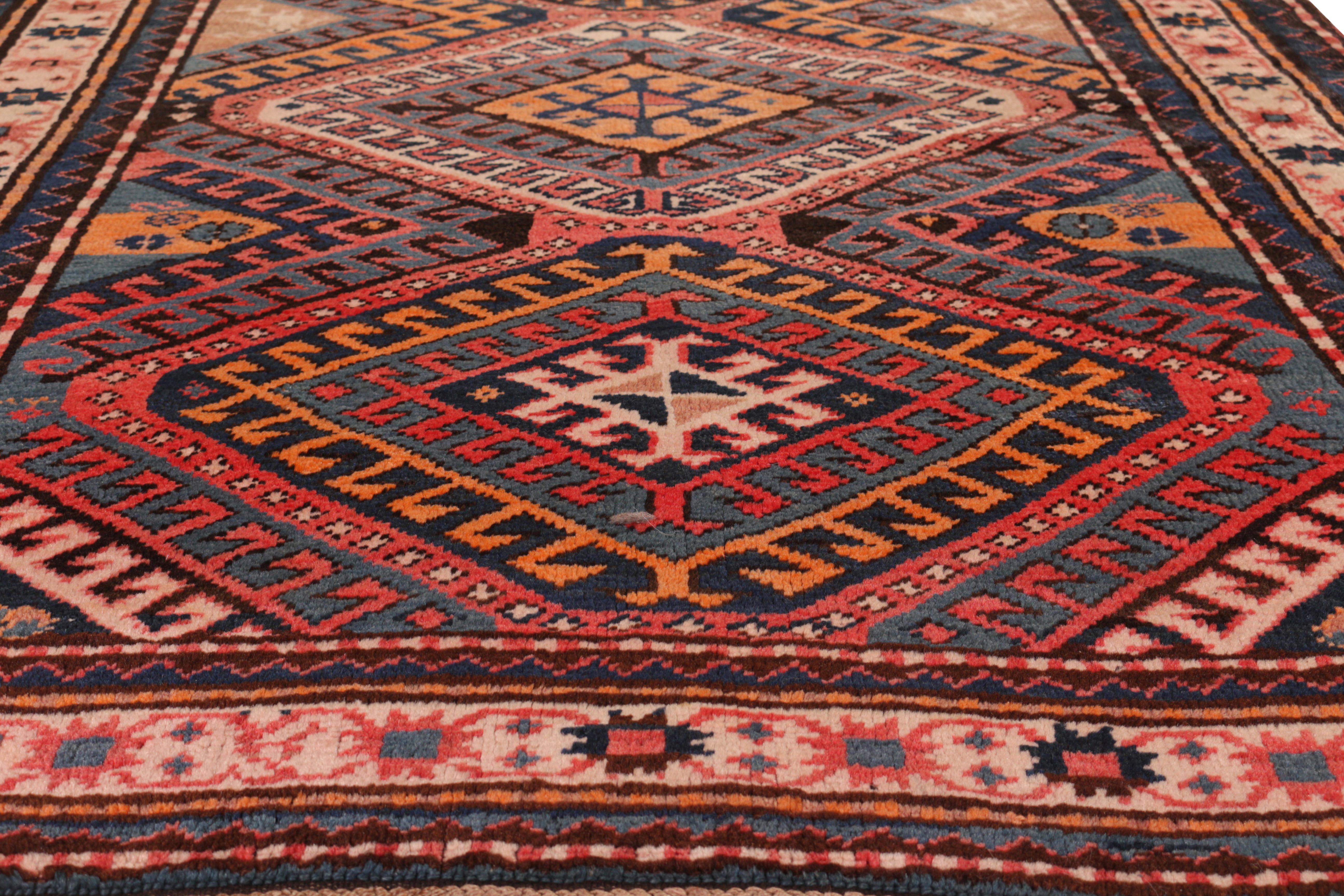 Antiker Kazak-Teppich in Rosa und Blau mit geometrischem Stammesmuster (Türkisch) im Angebot
