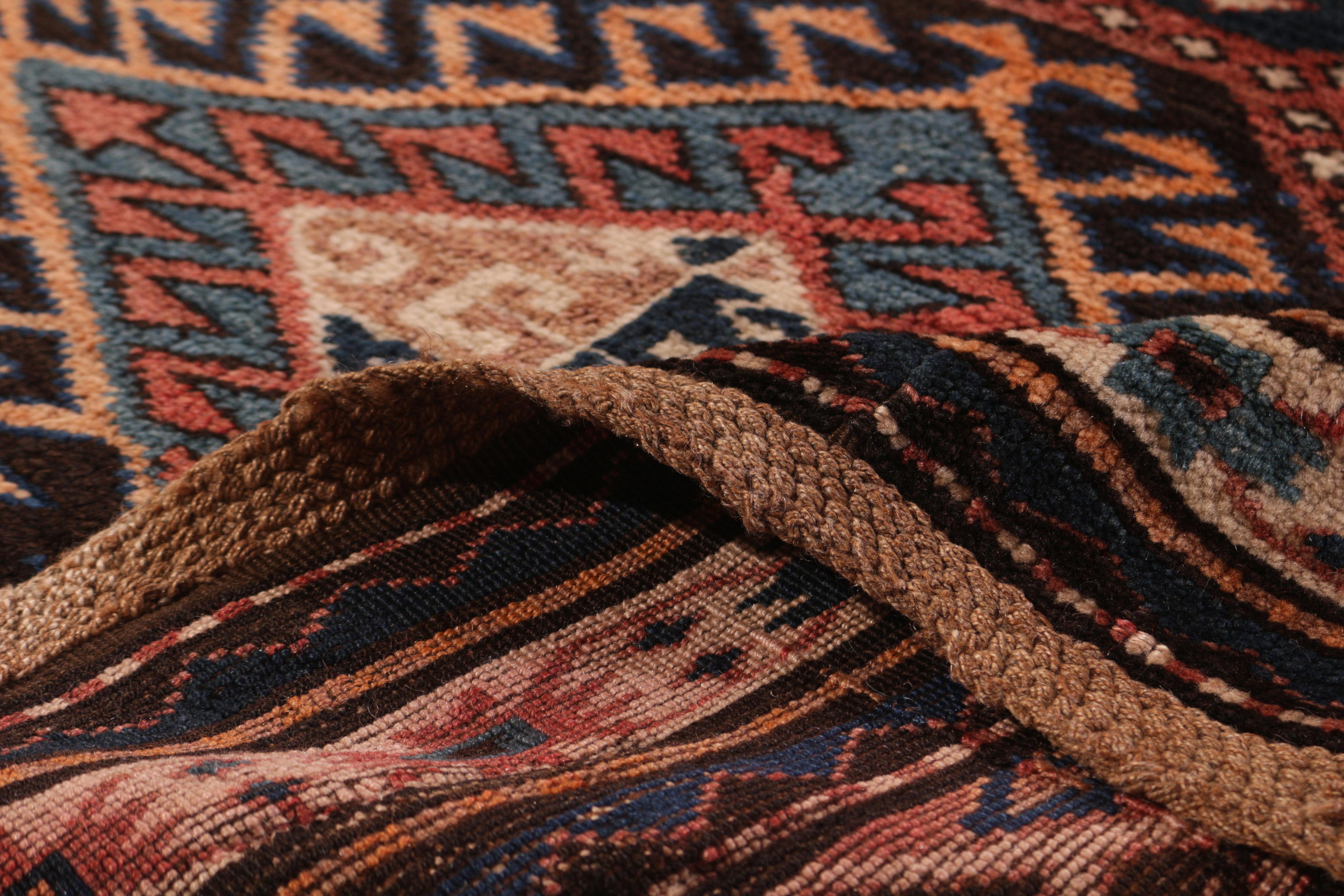 Antiker Kazak-Teppich in Rosa und Blau mit geometrischem Stammesmuster (Handgeknüpft) im Angebot
