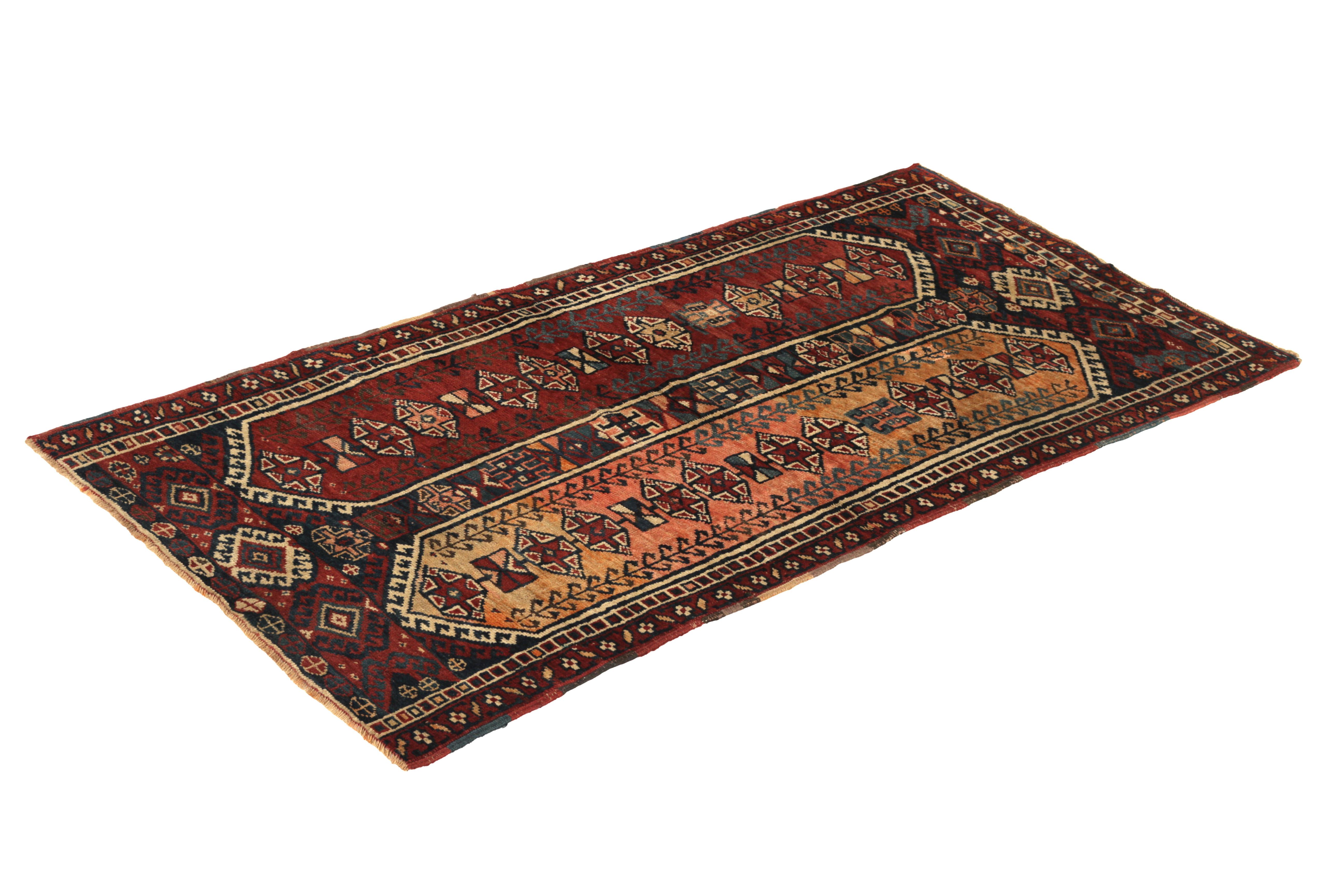 Noué à la main en laine et originaire de Turquie vers 1890-1900, ce tapis ancien évoque un intéressant design de tapis tribal Kazak utilisant une palette transitoire de riches notes rouges, bleues et beige-or avec une pagination de couleurs