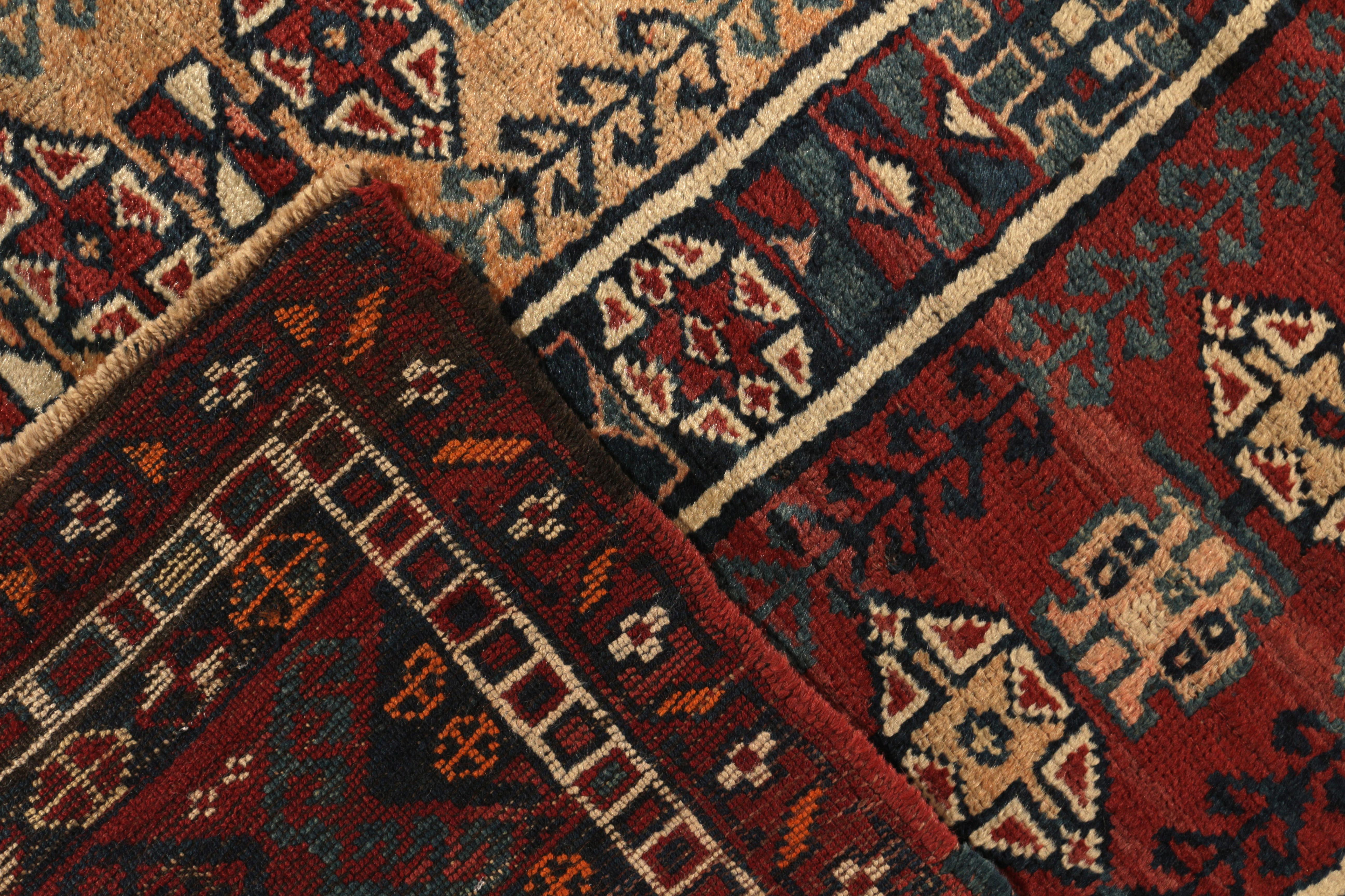 Noué à la main Tapis Kazak ancien à motif tribal rouge et bleu par Rug & Kilim en vente