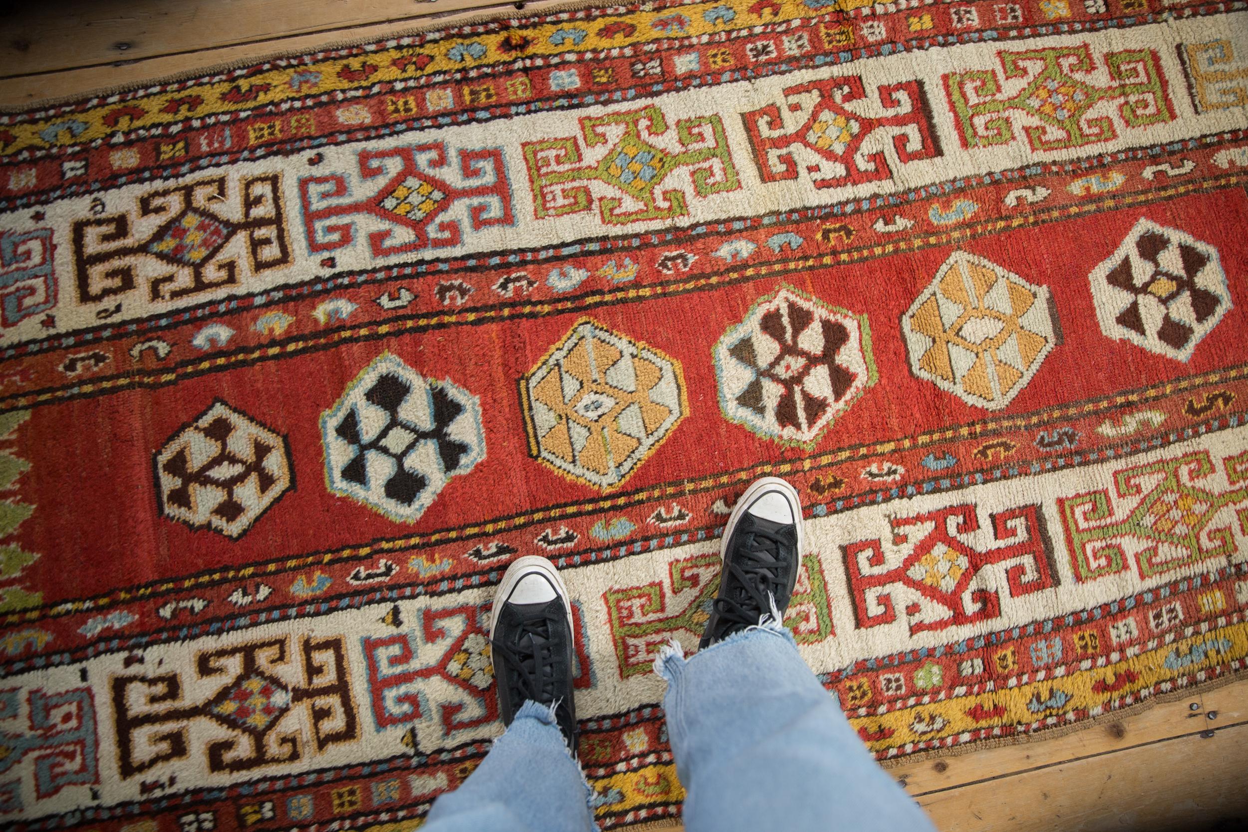 :: Single column center medallion simplistic floral guls atop a narrow interior open main field buffered by an interior minor and outer minor border in serpent design motif. Main border in wide banded format suggesting an earlier example with rams