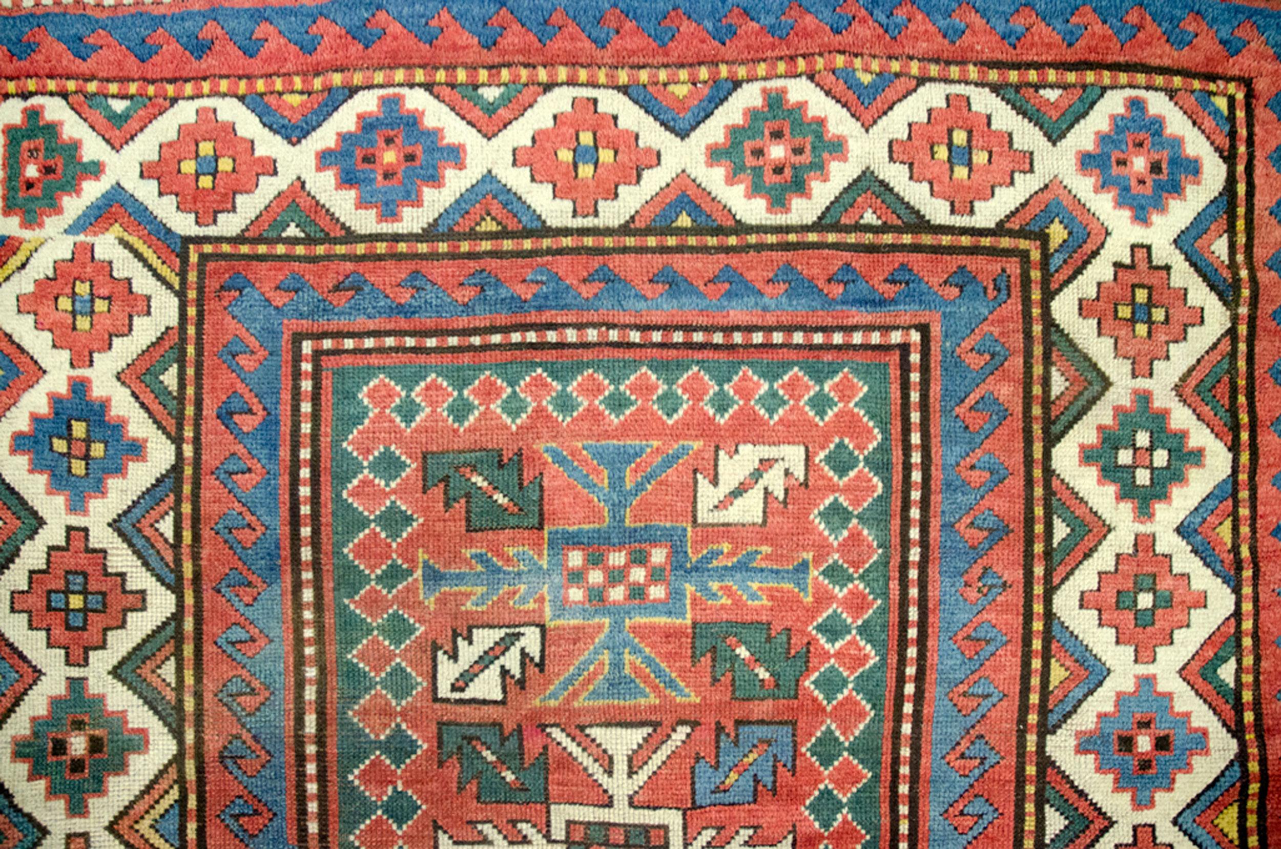 Antiker kaukasischer Kazak-Teppich, Südkaukasus, spätes 19. Jahrhundert im Zustand „Gut“ im Angebot in Henley-on-Thames, Oxfordshire