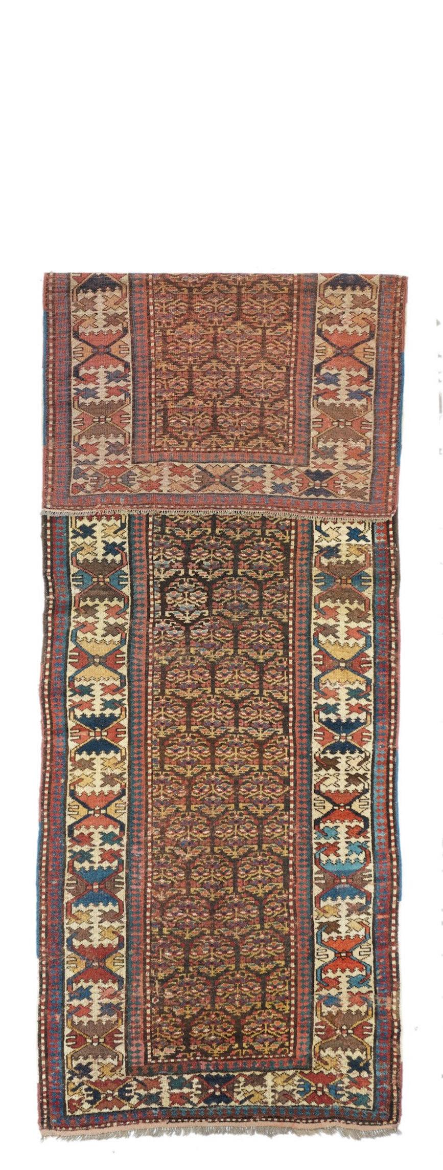 Antique Kazak Runner 3'6'' x 10'9''. Caucase du Sud-Ouest/Arménie. Motifs audacieux, fortement colorés, totalement géométriques, entièrement en laine, tissage grossier à moyen, poils moyens à longs, pièces de format dispersé, en médaillon, allover