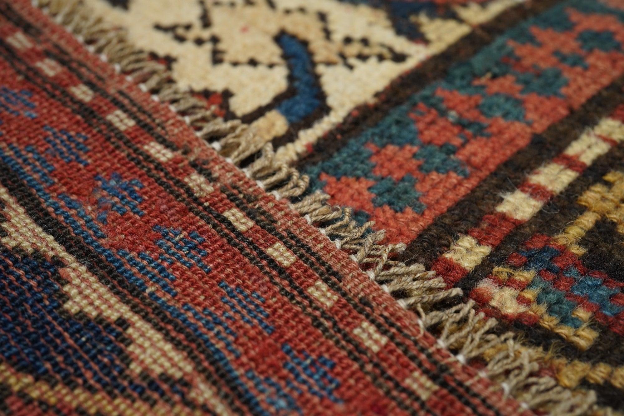 Tapis de couloir Kazak ancien 3'6'' x 10'9'' Bon état - En vente à New York, NY