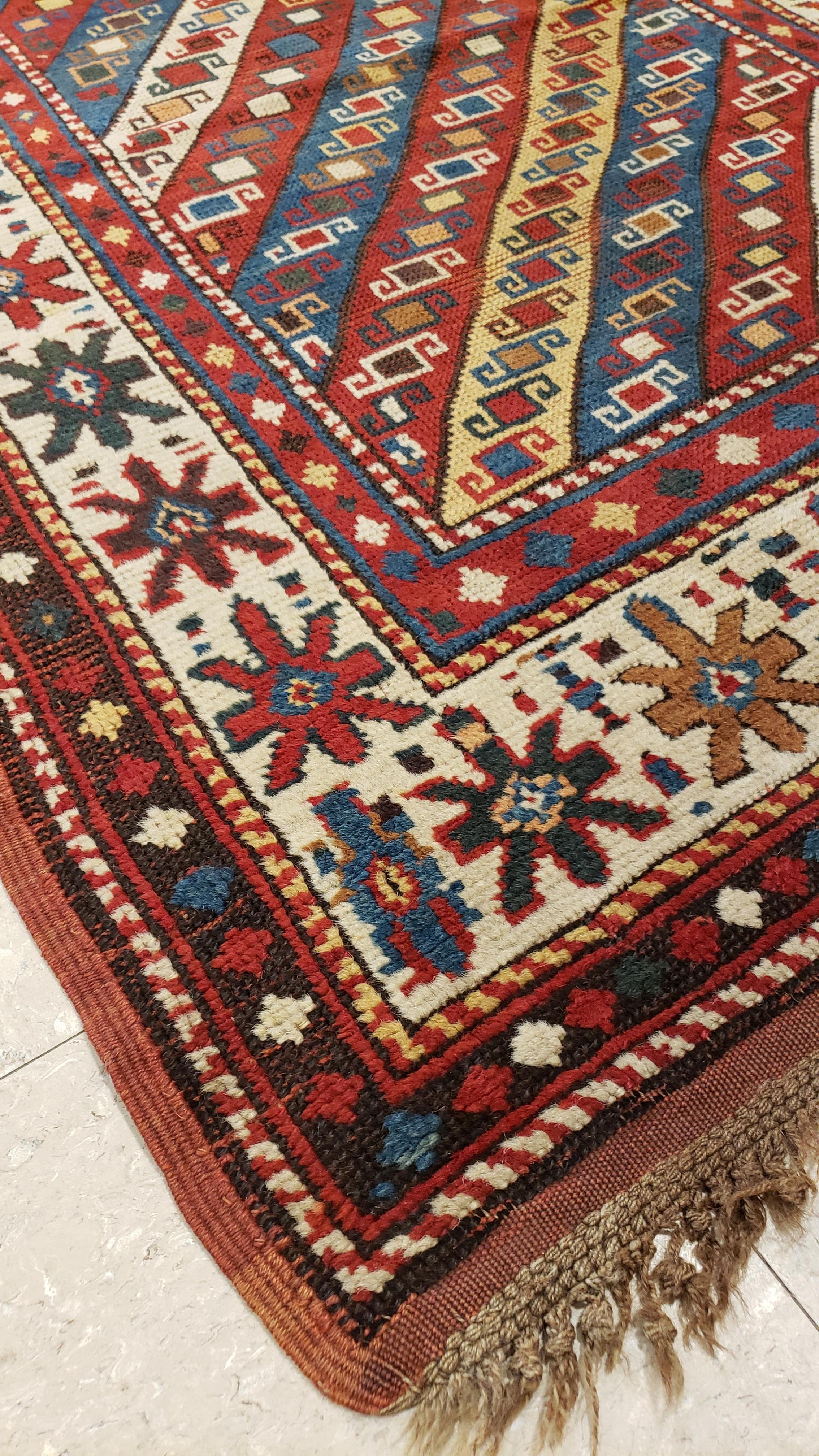 Die Kazak-Teppiche haben ein sehr ungewöhnliches Design und gehören zu den begehrtesten kaukasischen Teppichen. Dieser Kazak ist ein großartiges Beispiel für ein Sammlerstück des 19. Jahrhunderts. Maße: 3'3