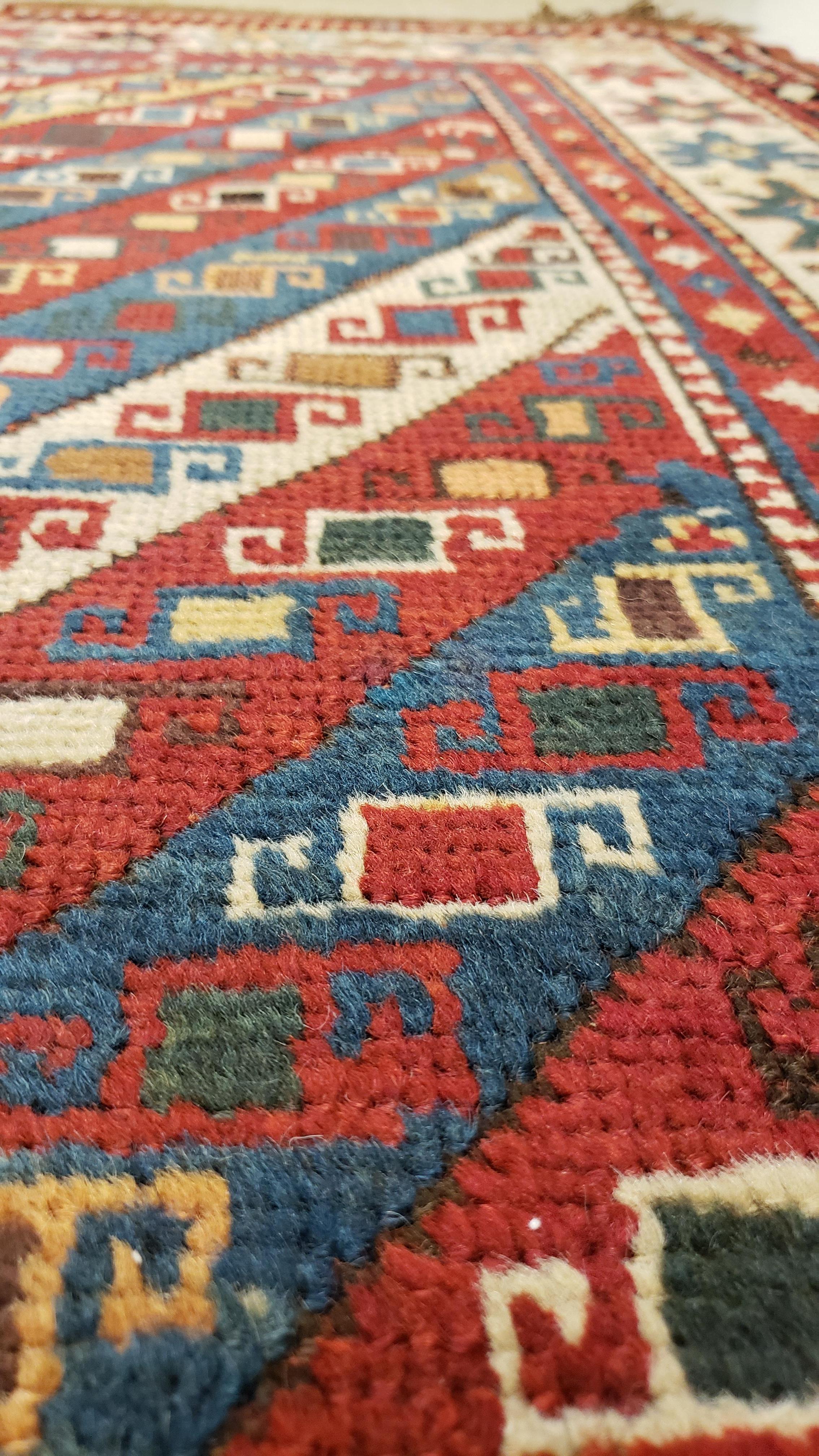 Antiker Kazak-Läufer, handgefertigter orientalischer Teppich, rot, blau, gelb, cremefarben, grün (Kasachisch) im Angebot