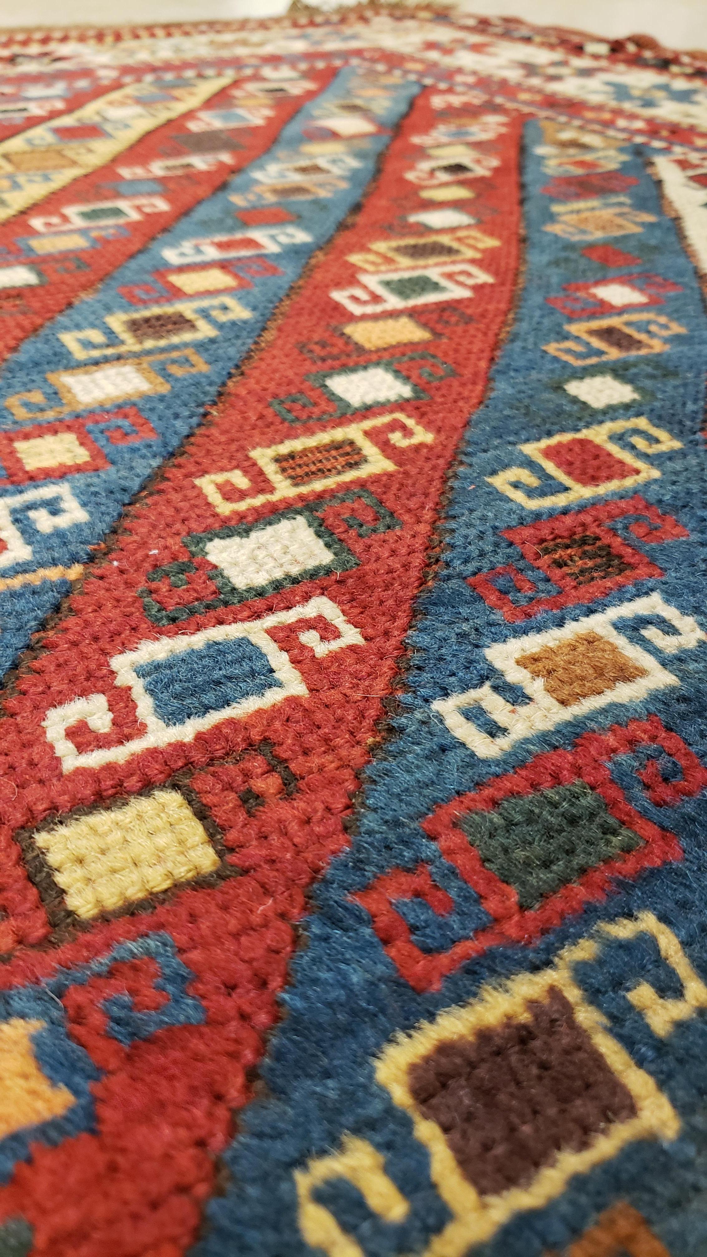 Antiker Kazak-Läufer, handgefertigter orientalischer Teppich, rot, blau, gelb, cremefarben, grün (Russisch) im Angebot