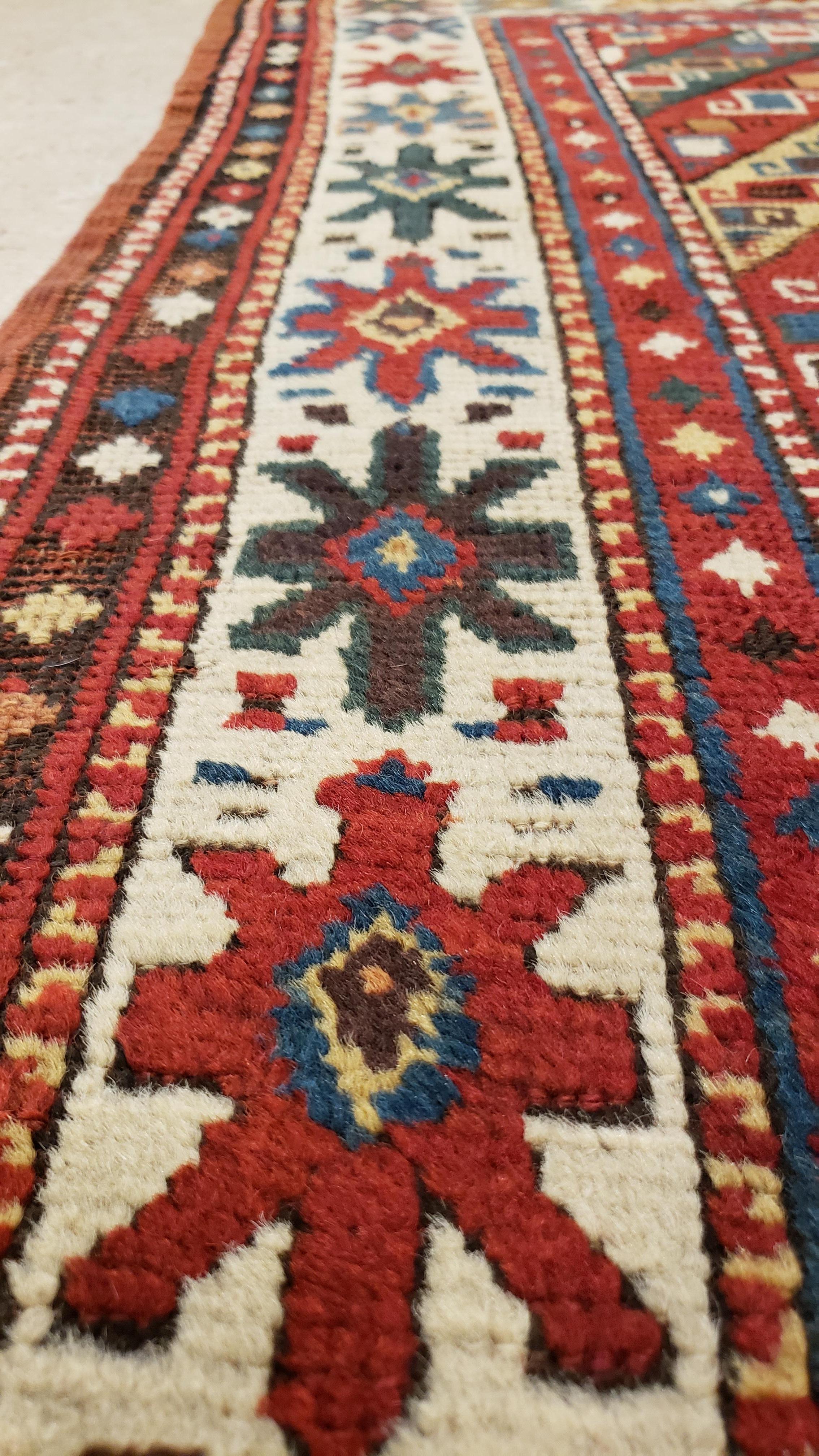 Antiker Kazak-Läufer, handgefertigter orientalischer Teppich, rot, blau, gelb, cremefarben, grün (Handgeknüpft) im Angebot